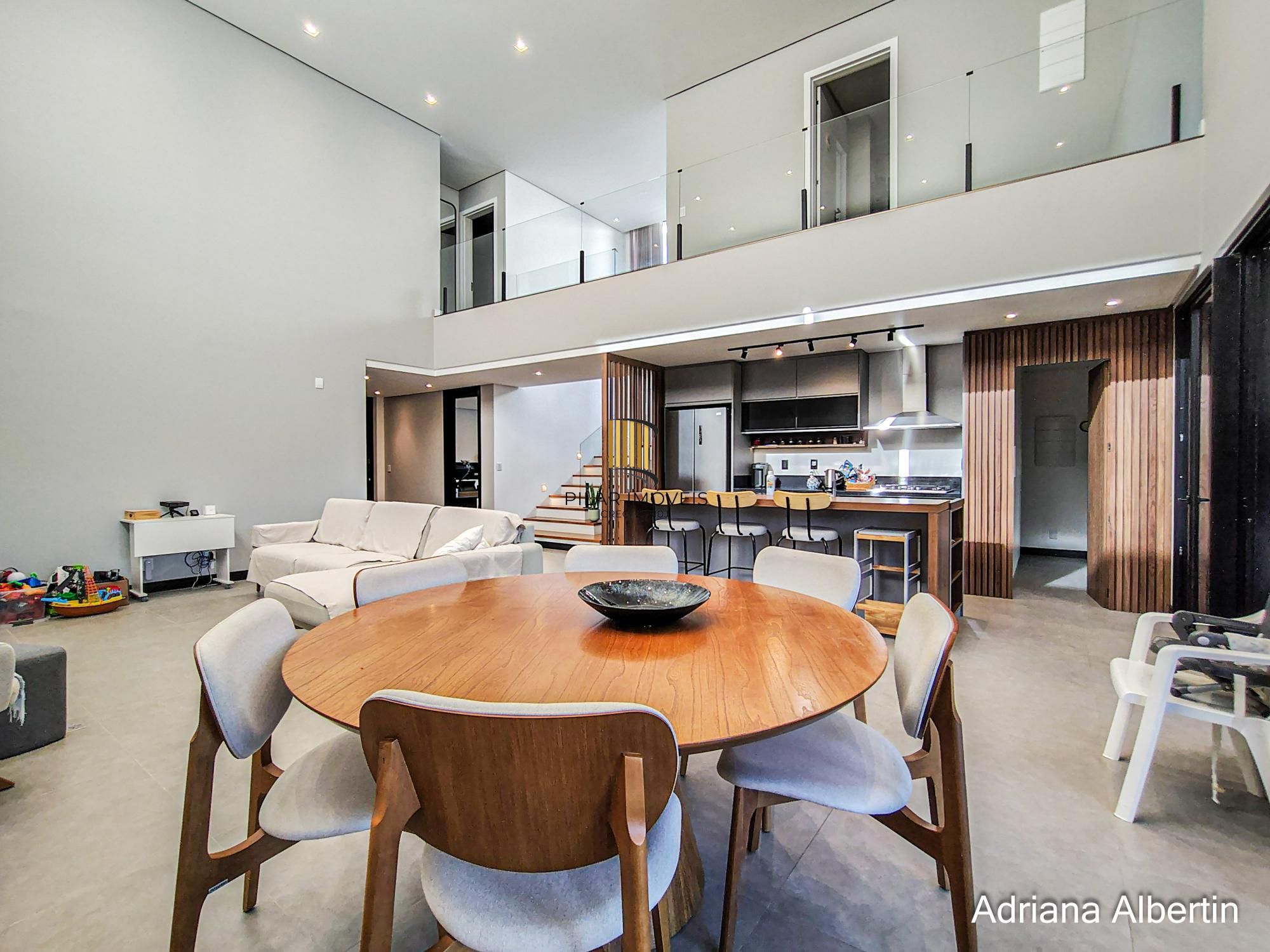 Casa com 345m², piscina e vista para o Guaiba