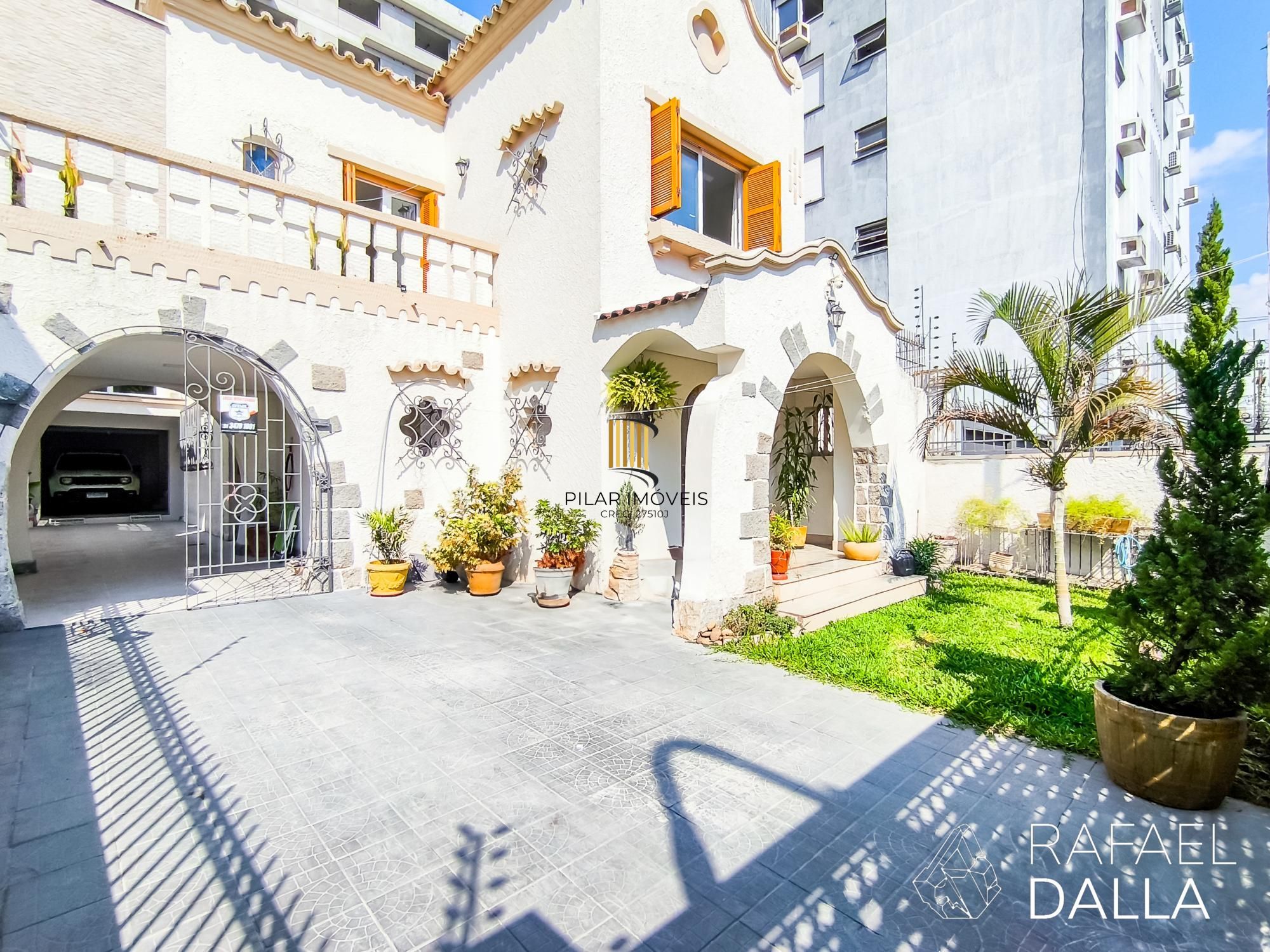 Casa com piscina e 5 vagas em frente ao Zaffari na Luiz Afonso