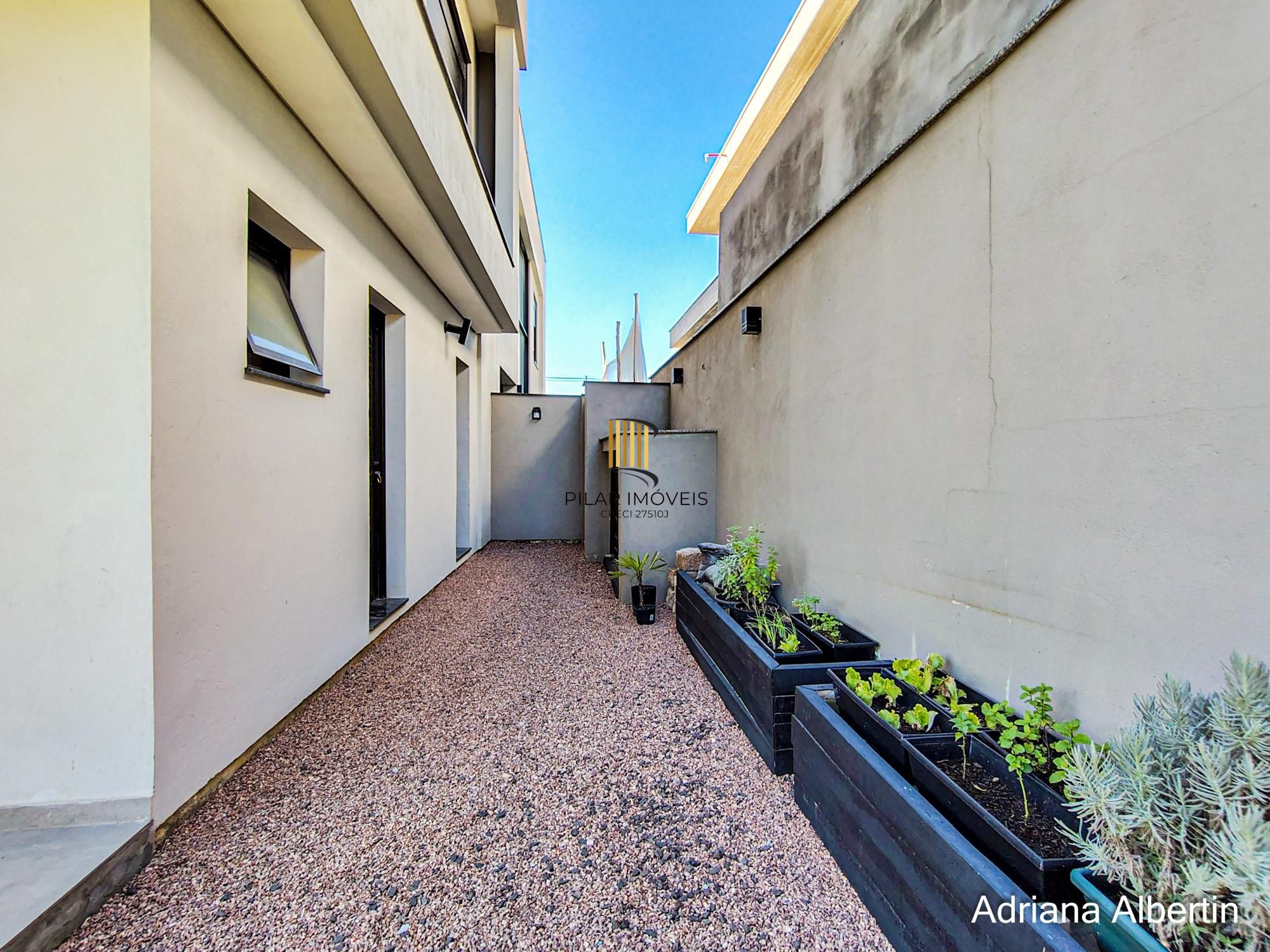 Casa com 345m², piscina e vista para o Guaiba