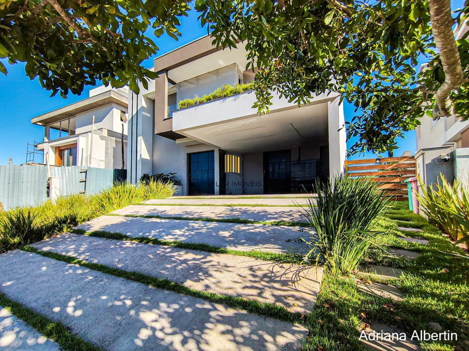 Casa com 345m², piscina e vista para o Guaiba