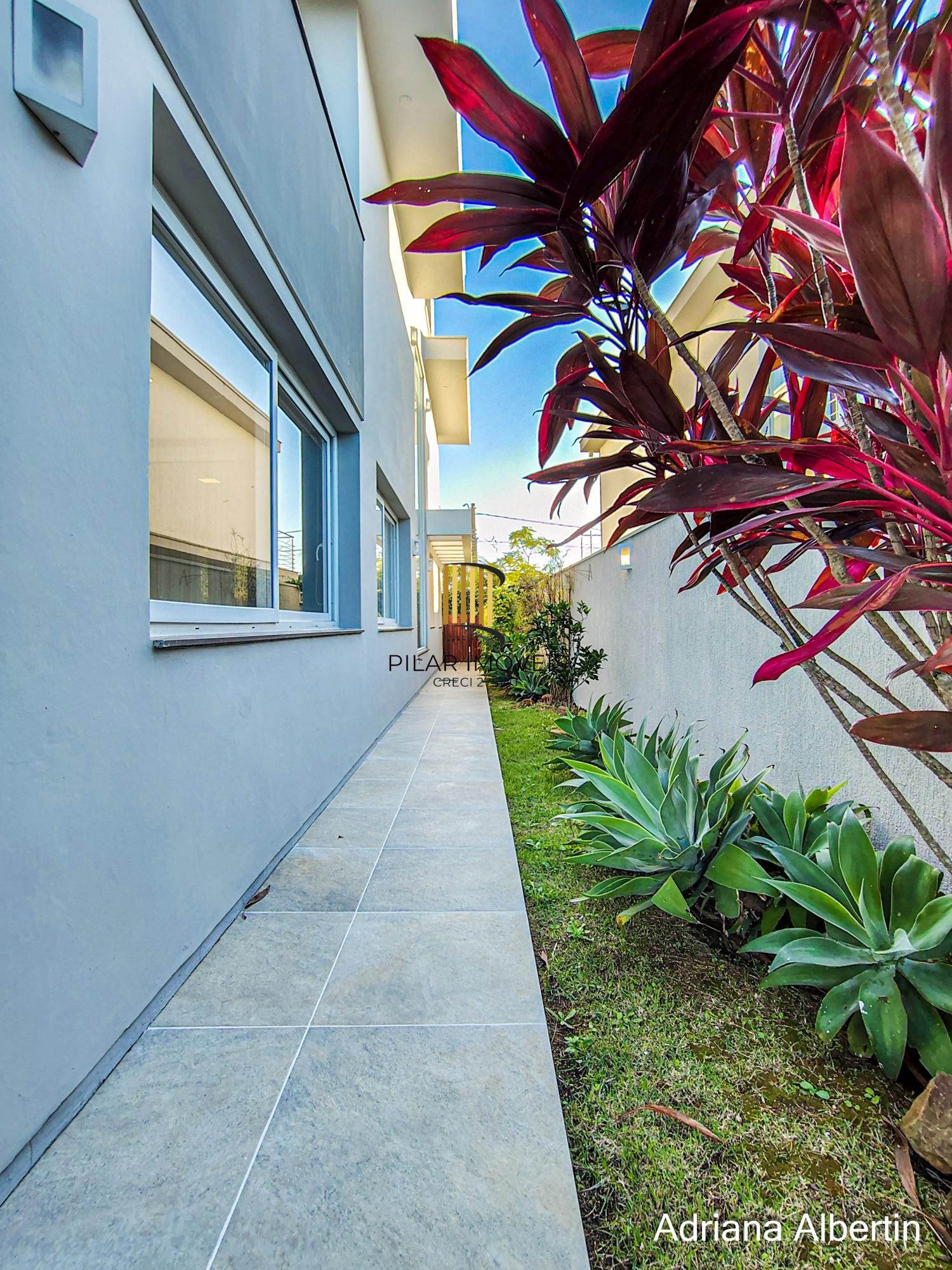 ALPHAVILLE PORTO ALEGRE | CASA COM FUNDOS PARA APP E ÁREA EXTERNA COMPLETA