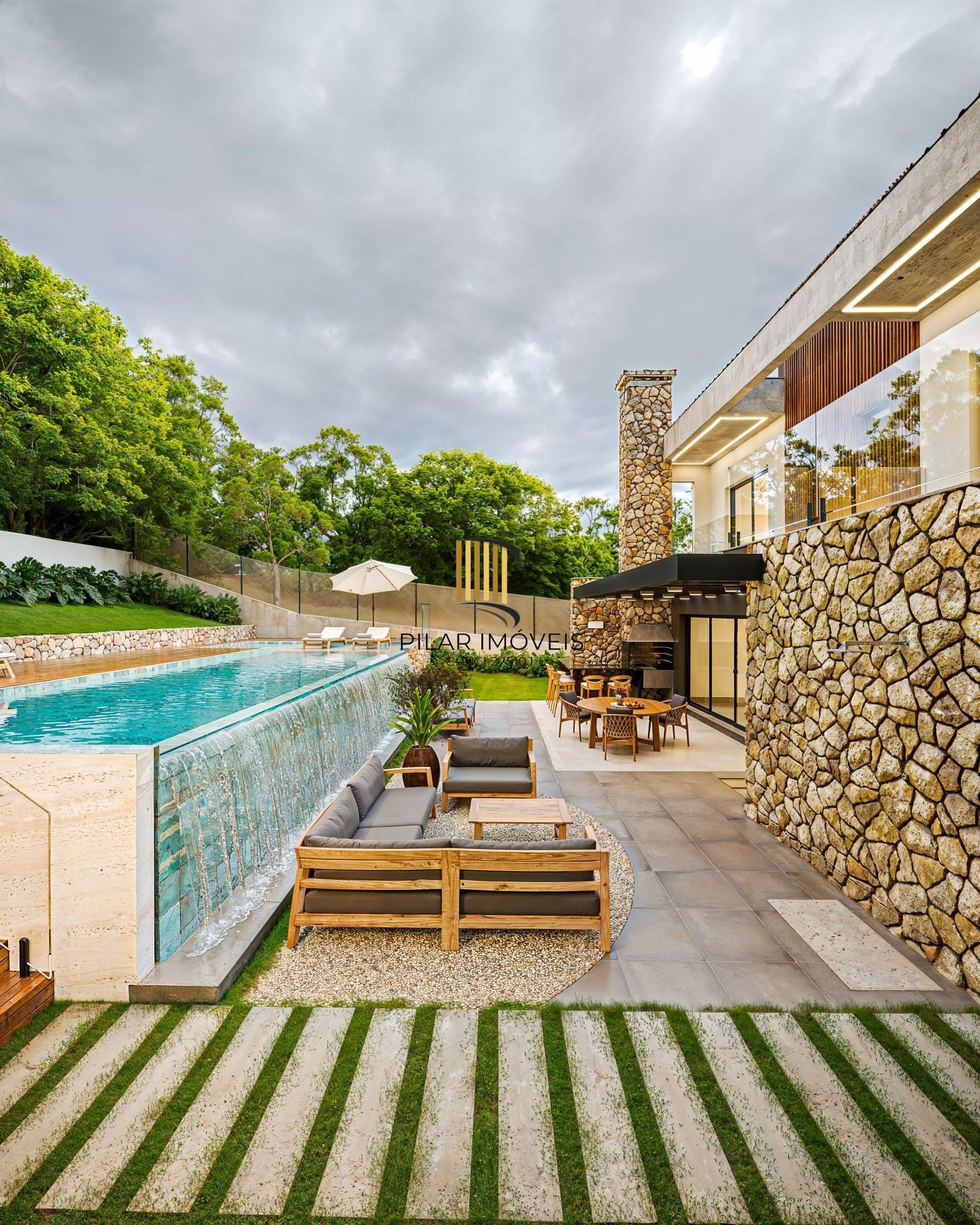 Casa em condomínio no Alphaville com 4 suítes e área gourmet