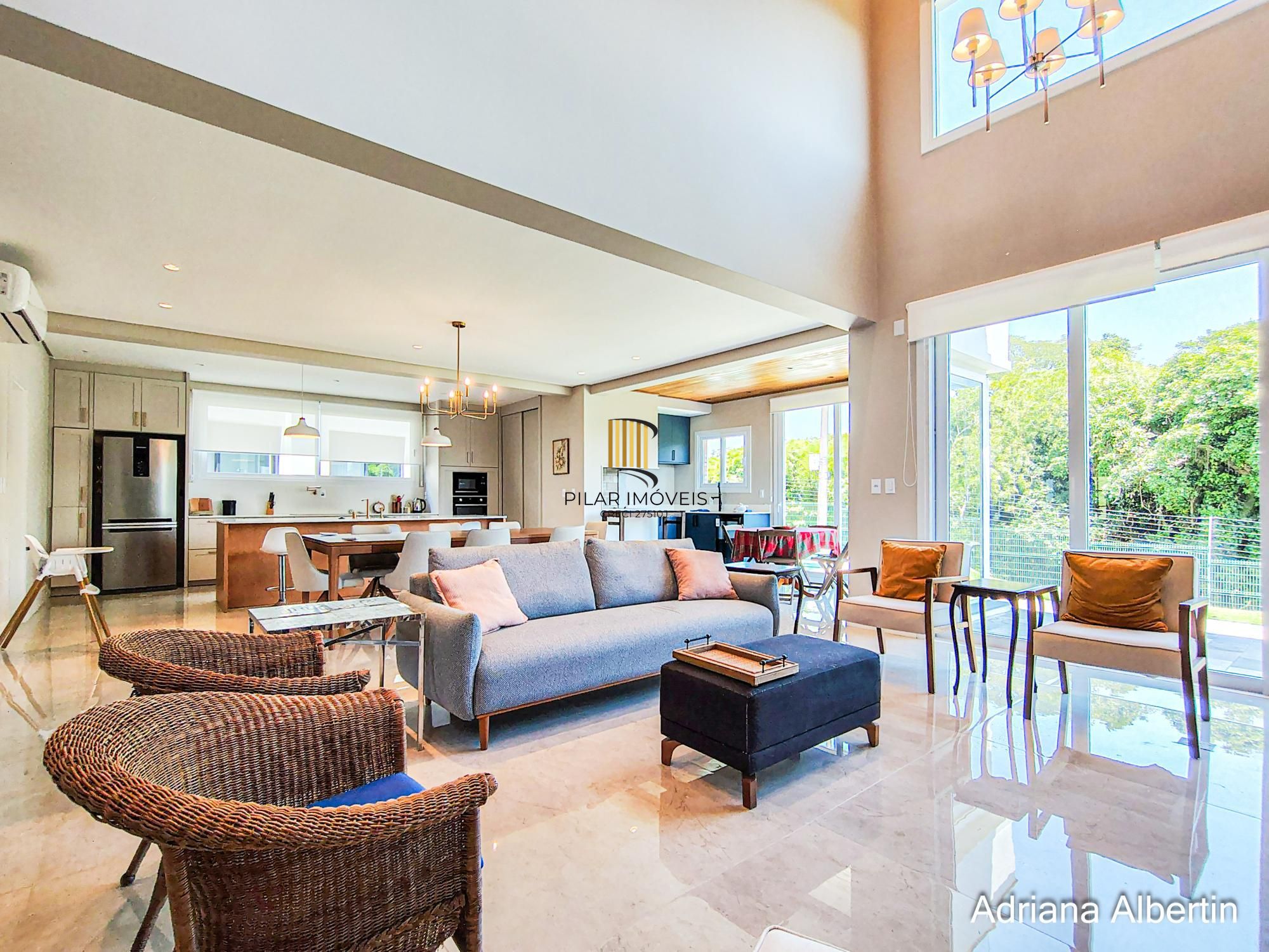 Casa em condomínio Alphaville com 4 suítes e área verde nos fundos