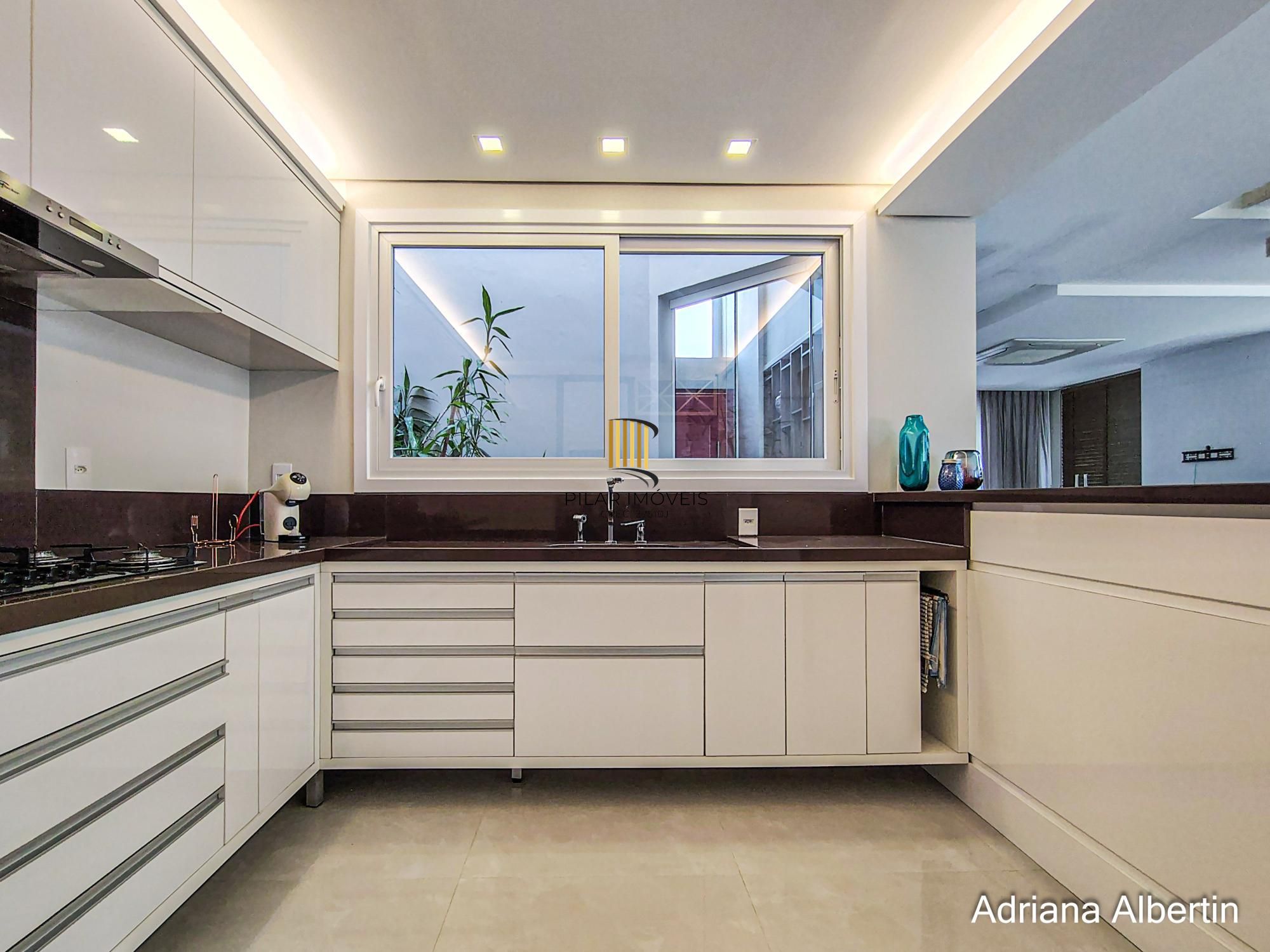 ALPHAVILLE PORTO ALEGRE | CASA COM FUNDOS PARA APP E ÁREA EXTERNA COMPLETA