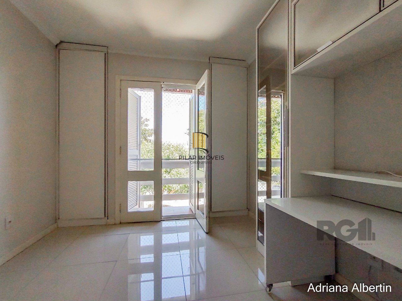 Casa 3 dormitórios no bairro Guarujá