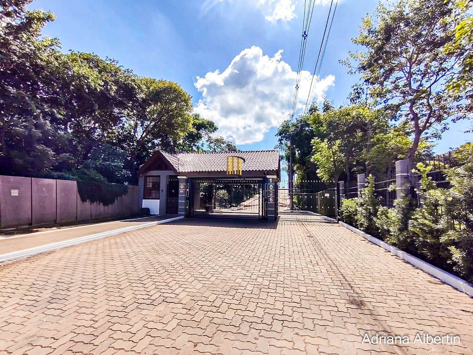 Casa térrea com 100m² privativo, em condomínio fechado na Estrada Jorge Pereira Nunes