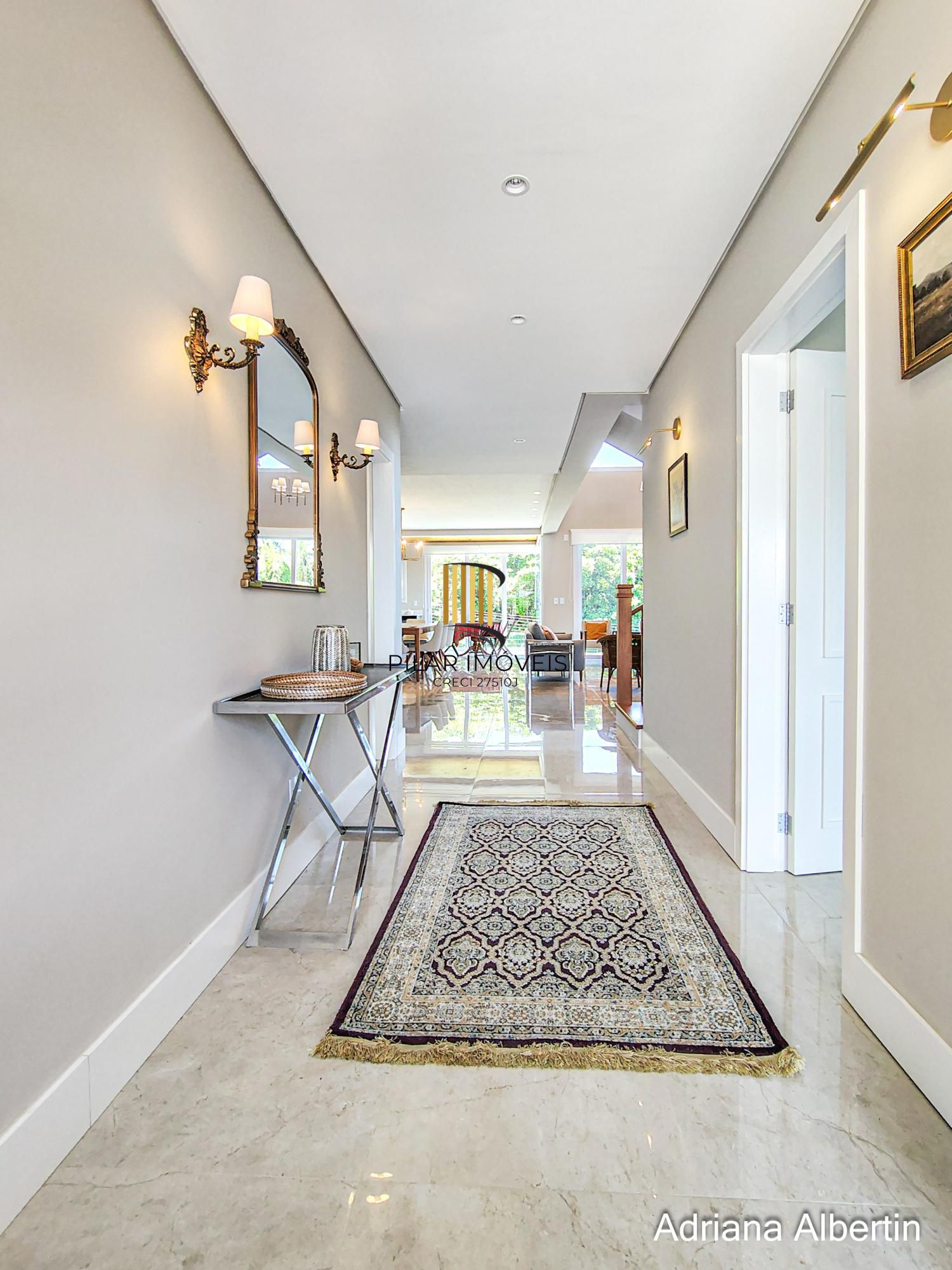 Casa em condomínio Alphaville com 4 suítes e área verde nos fundos