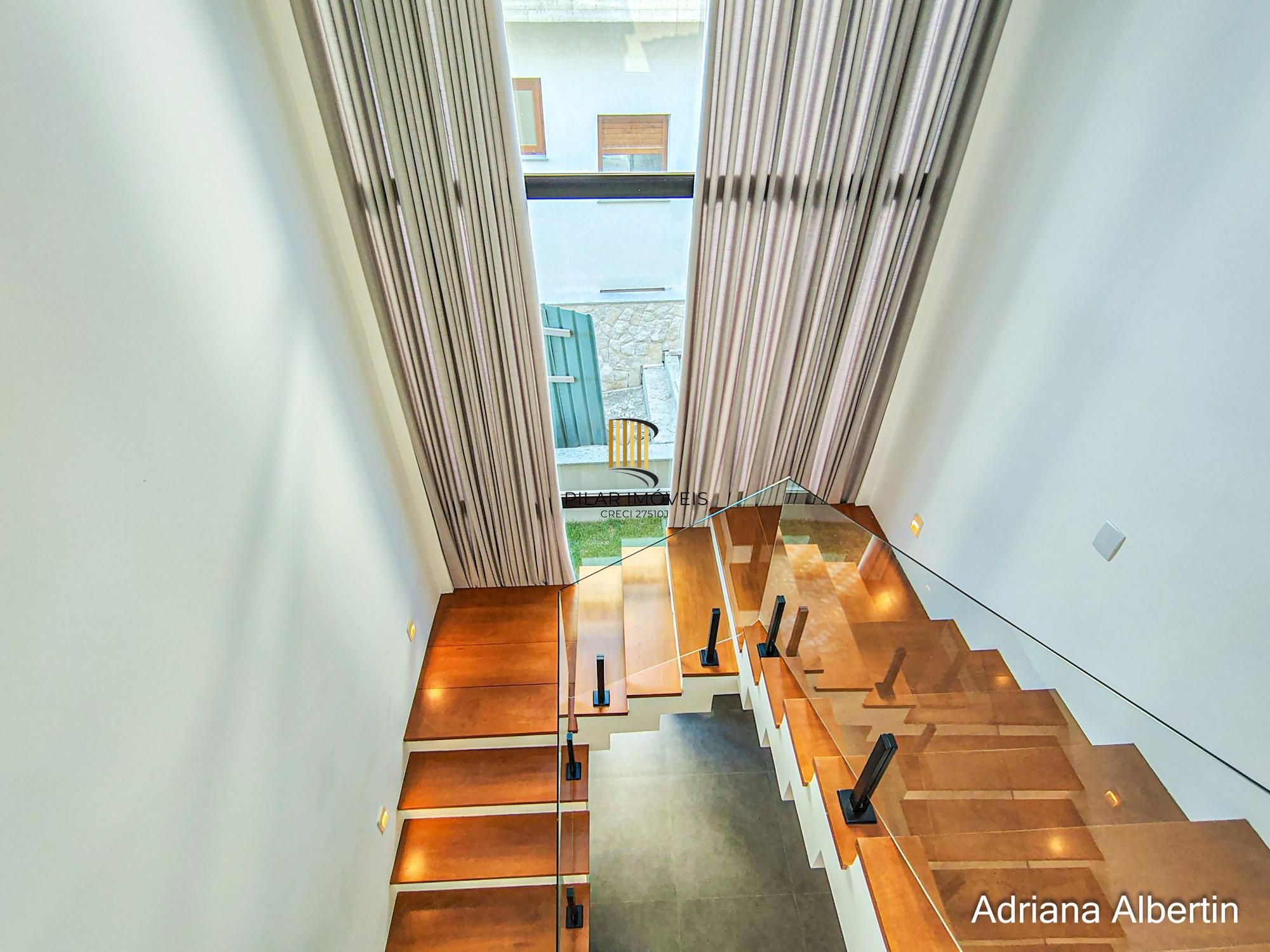 Casa com 345m², piscina e vista para o Guaiba