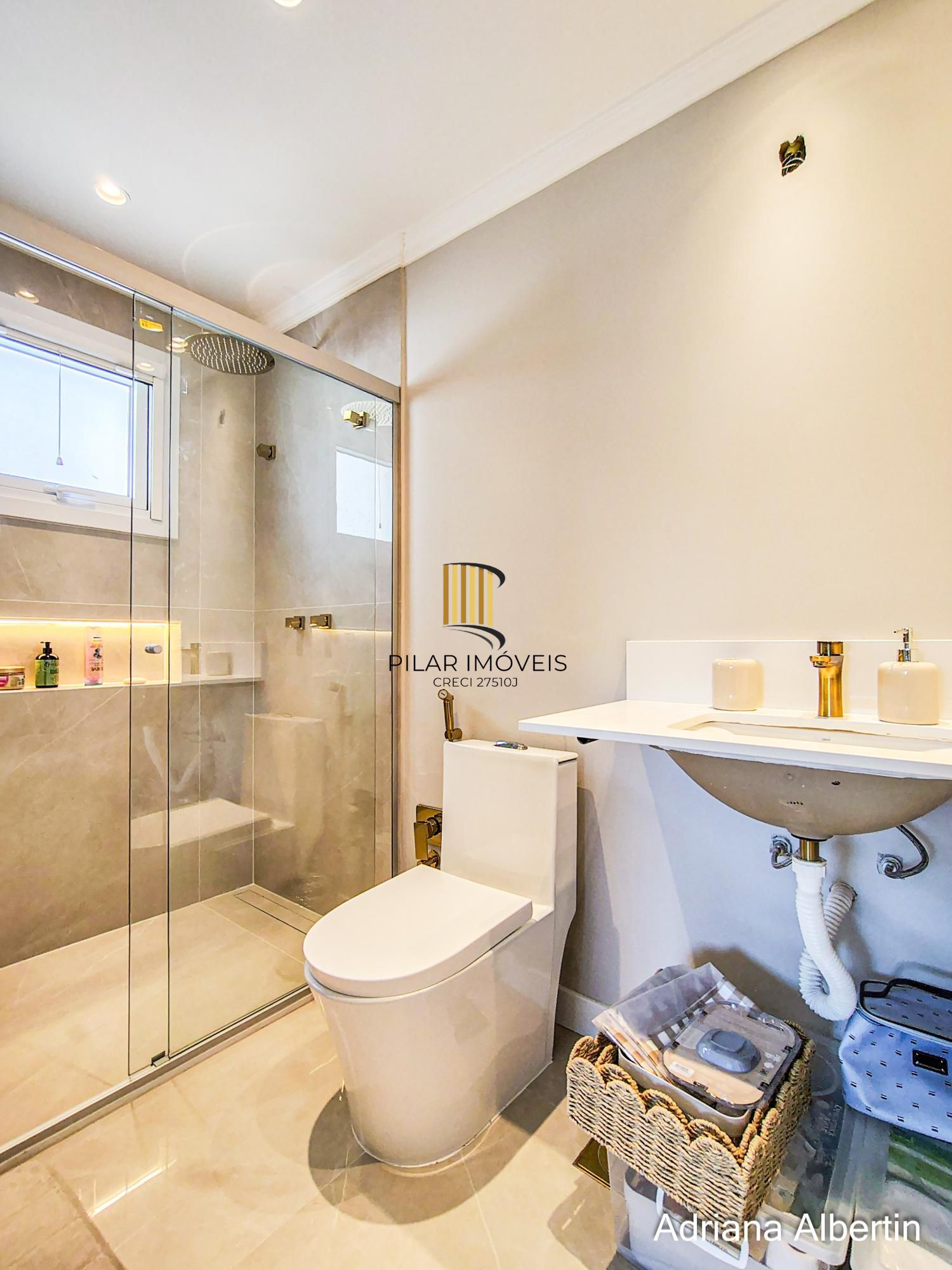 Casa em condomínio Alphaville com 4 suítes e área verde nos fundos