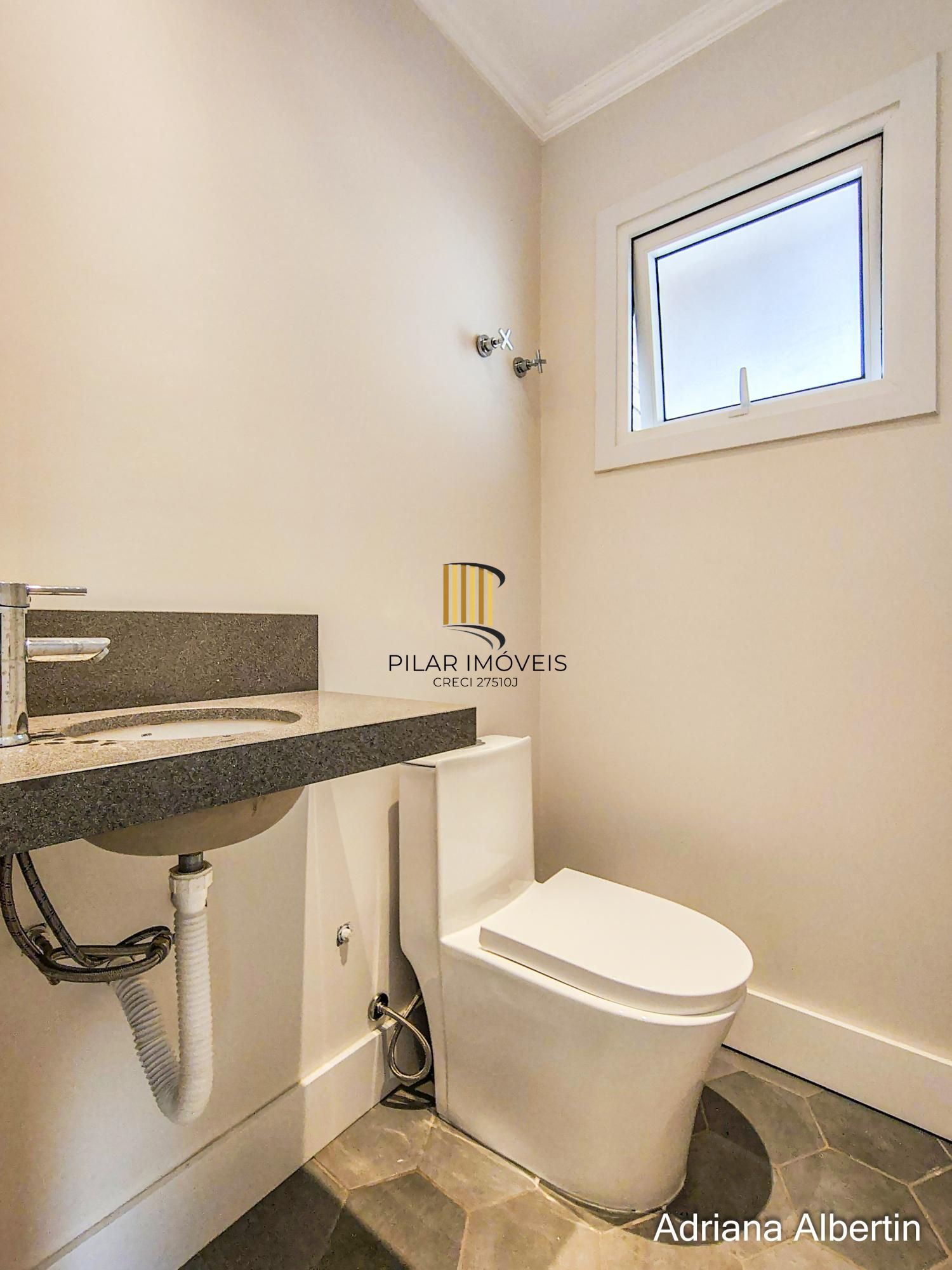 Casa em condomínio Alphaville com 4 suítes e área verde nos fundos