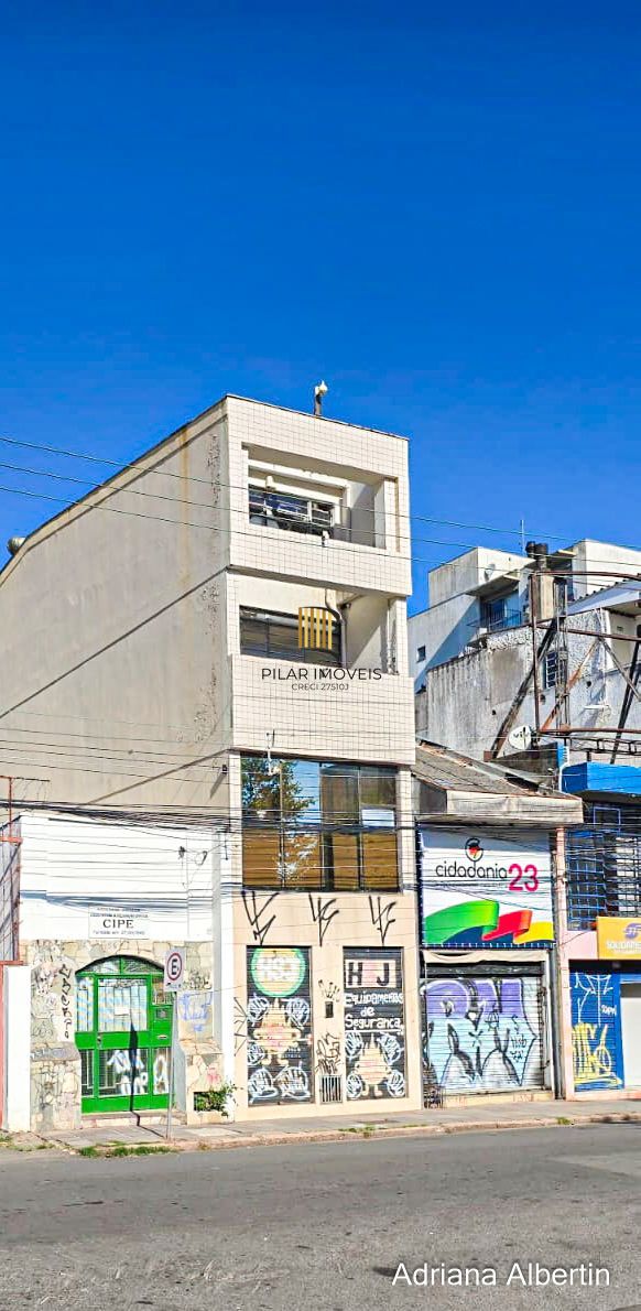 Prédio comercial com 239m²