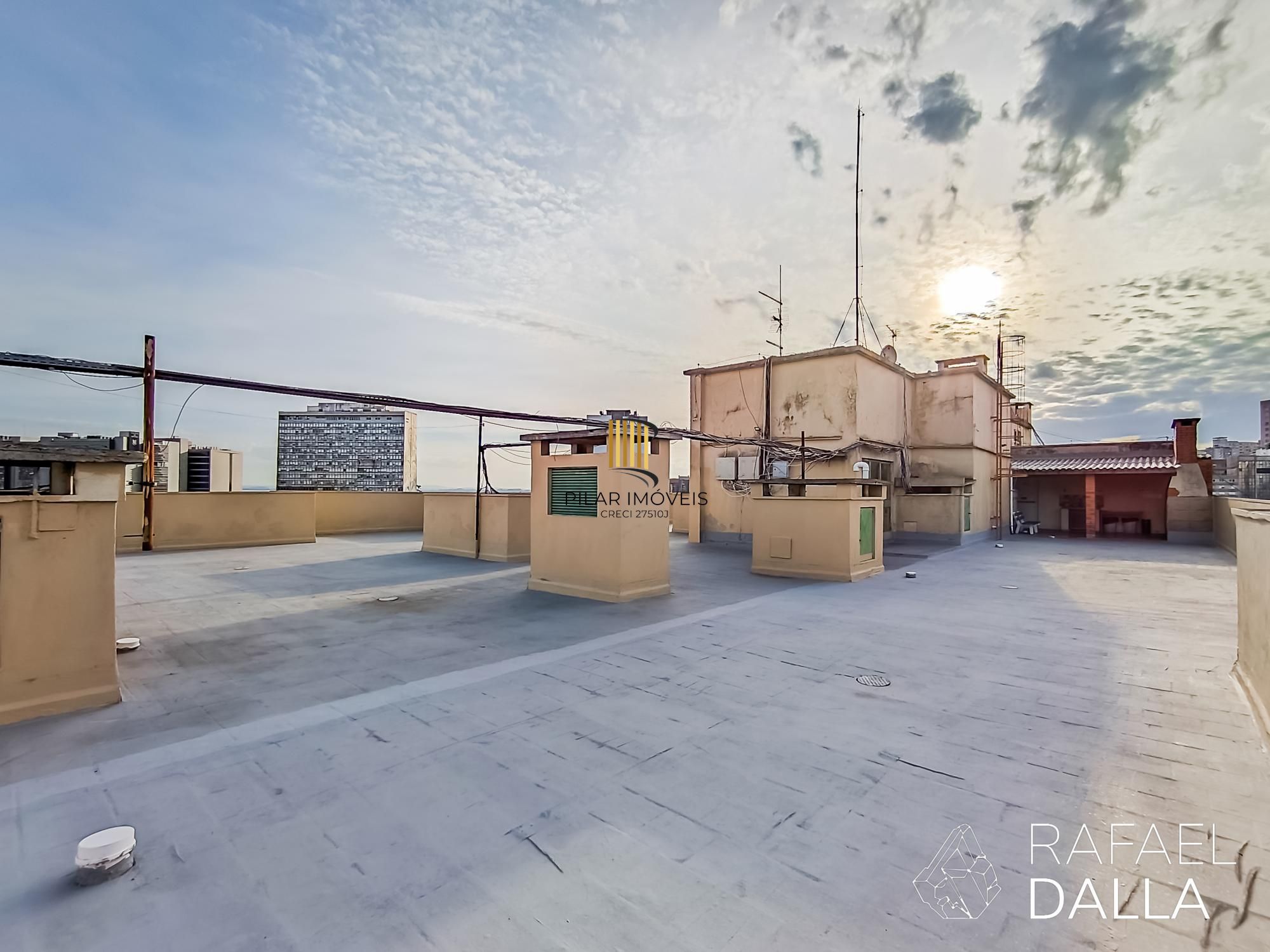 Apartamento 1 dormitório com vista, sol da manhã e estrutura na João Alfredo