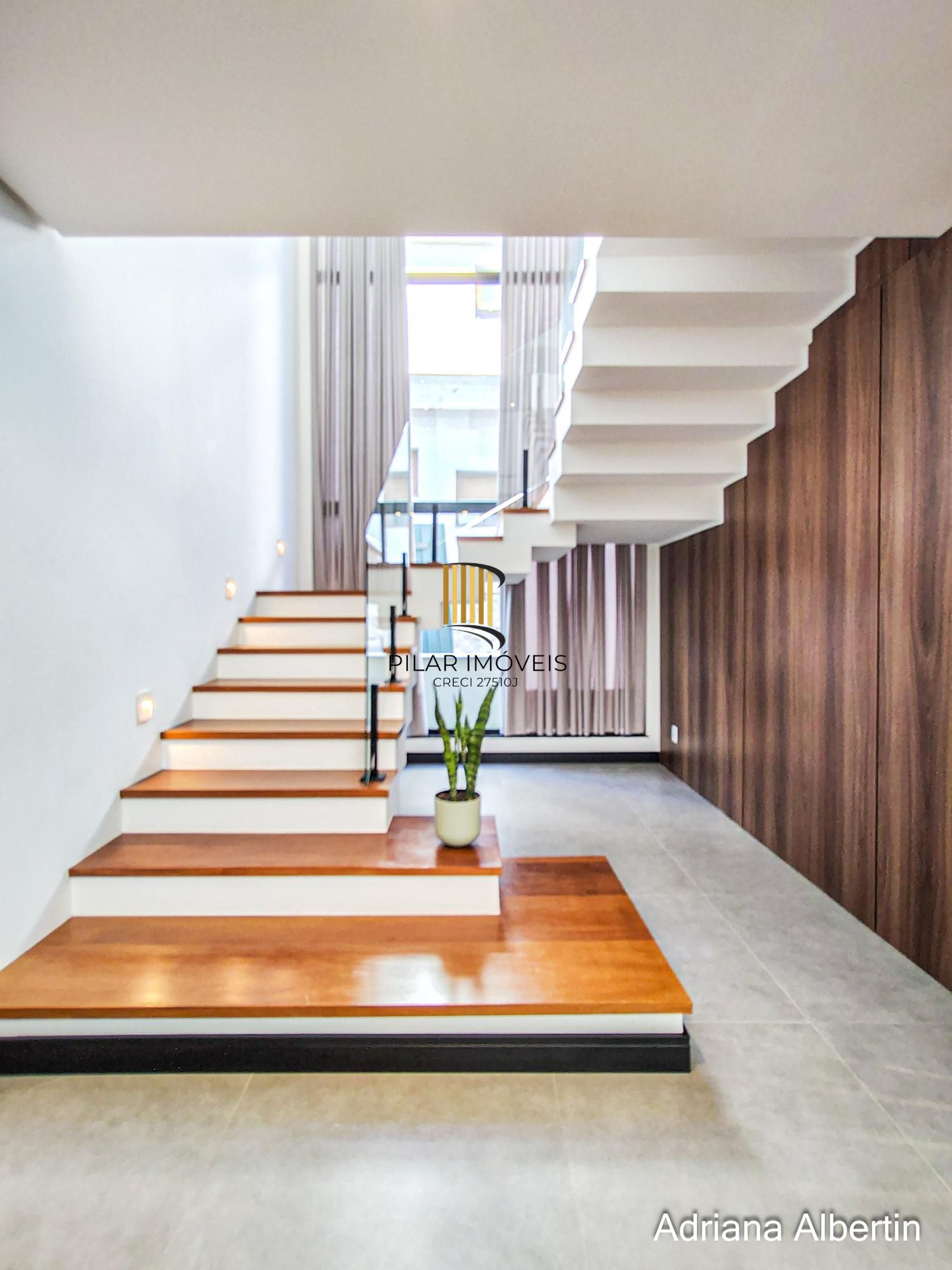 Casa com 345m², piscina e vista para o Guaiba