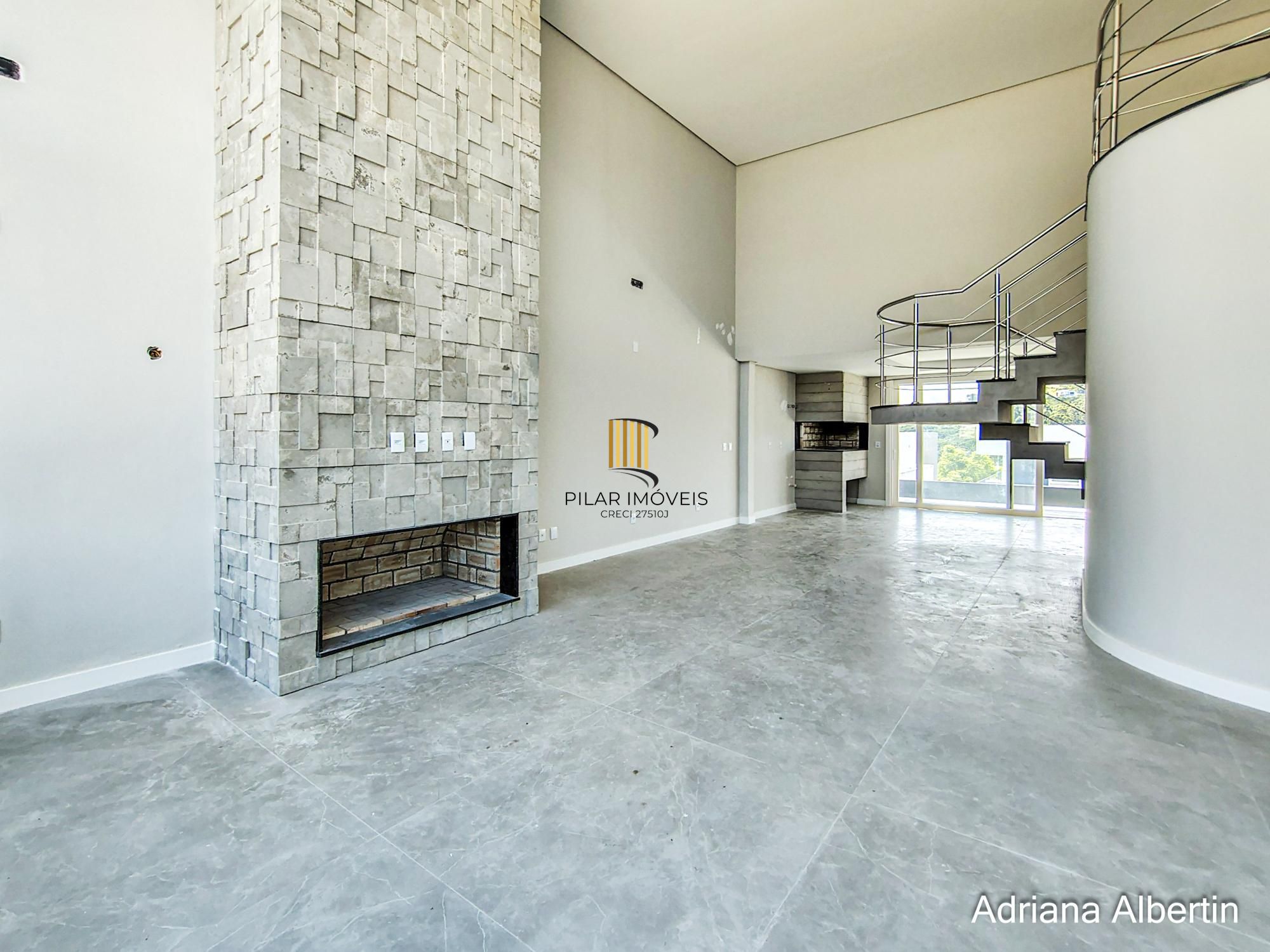 Casa em Alphaville com 3 suítes e pátio amplo