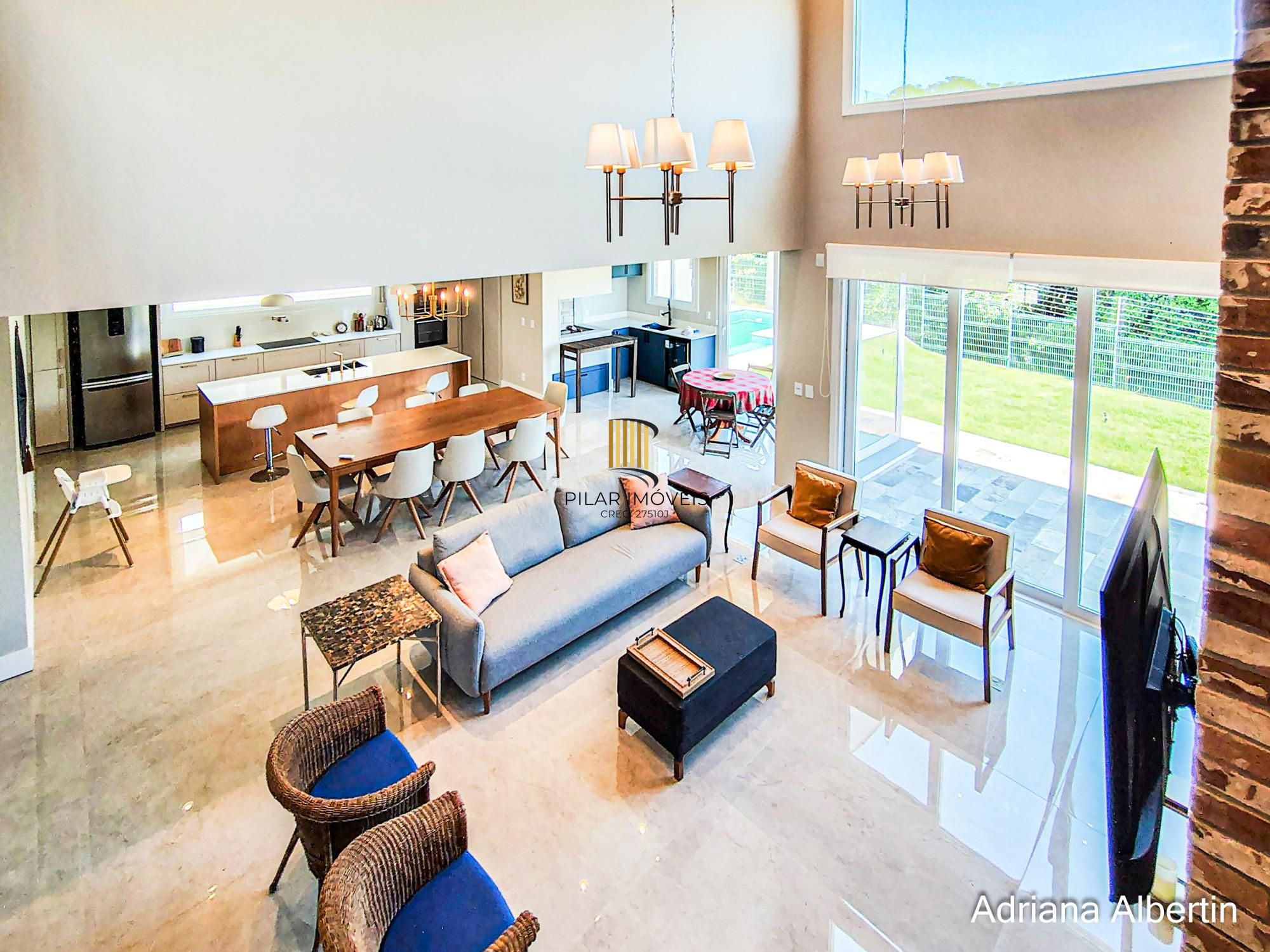 Casa em condomínio Alphaville com 4 suítes e área verde nos fundos