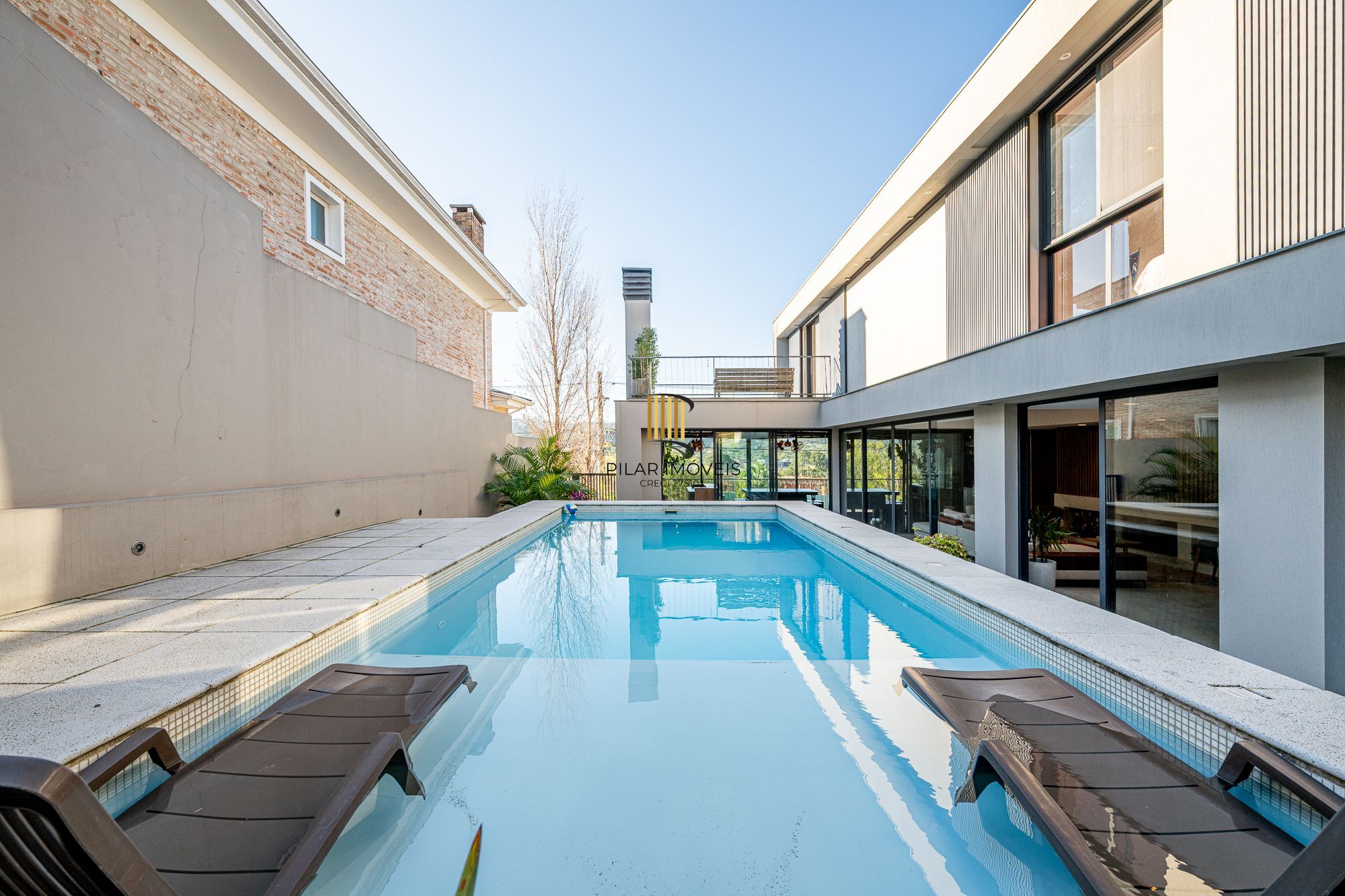 Casa ampla e aconchegante no Alphaville com piscina e segurança 24h