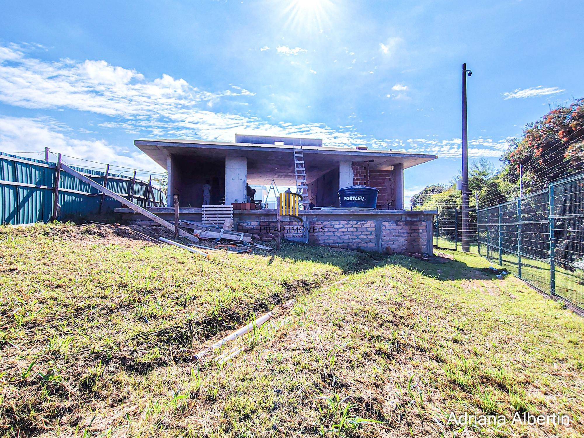 Casa térrea em condomínio na Estrada das Três Meninas – Alphaville