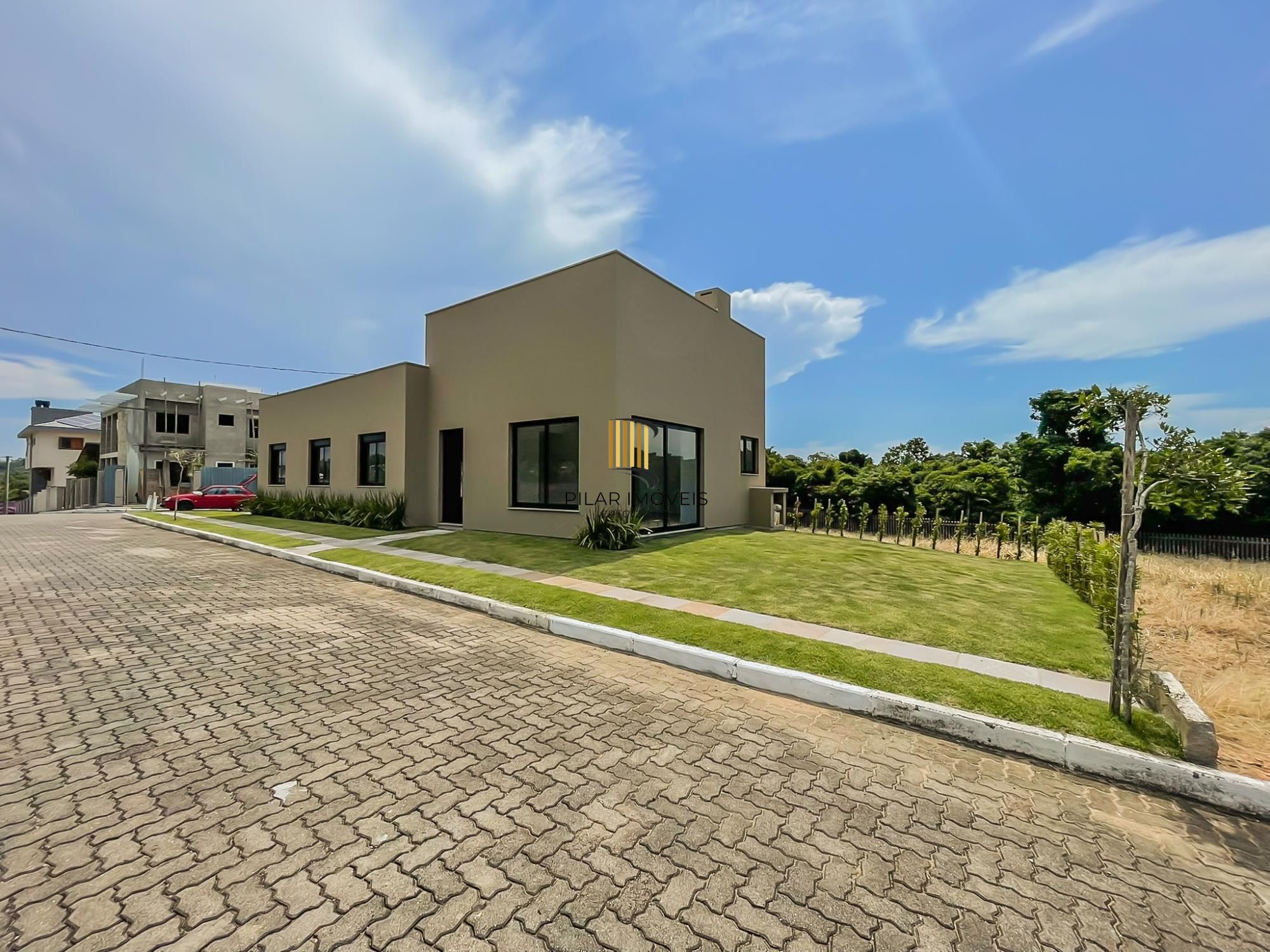 Casa térrea com 100m² privativo, em condomínio fechado na Estrada Jorge Pereira Nunes