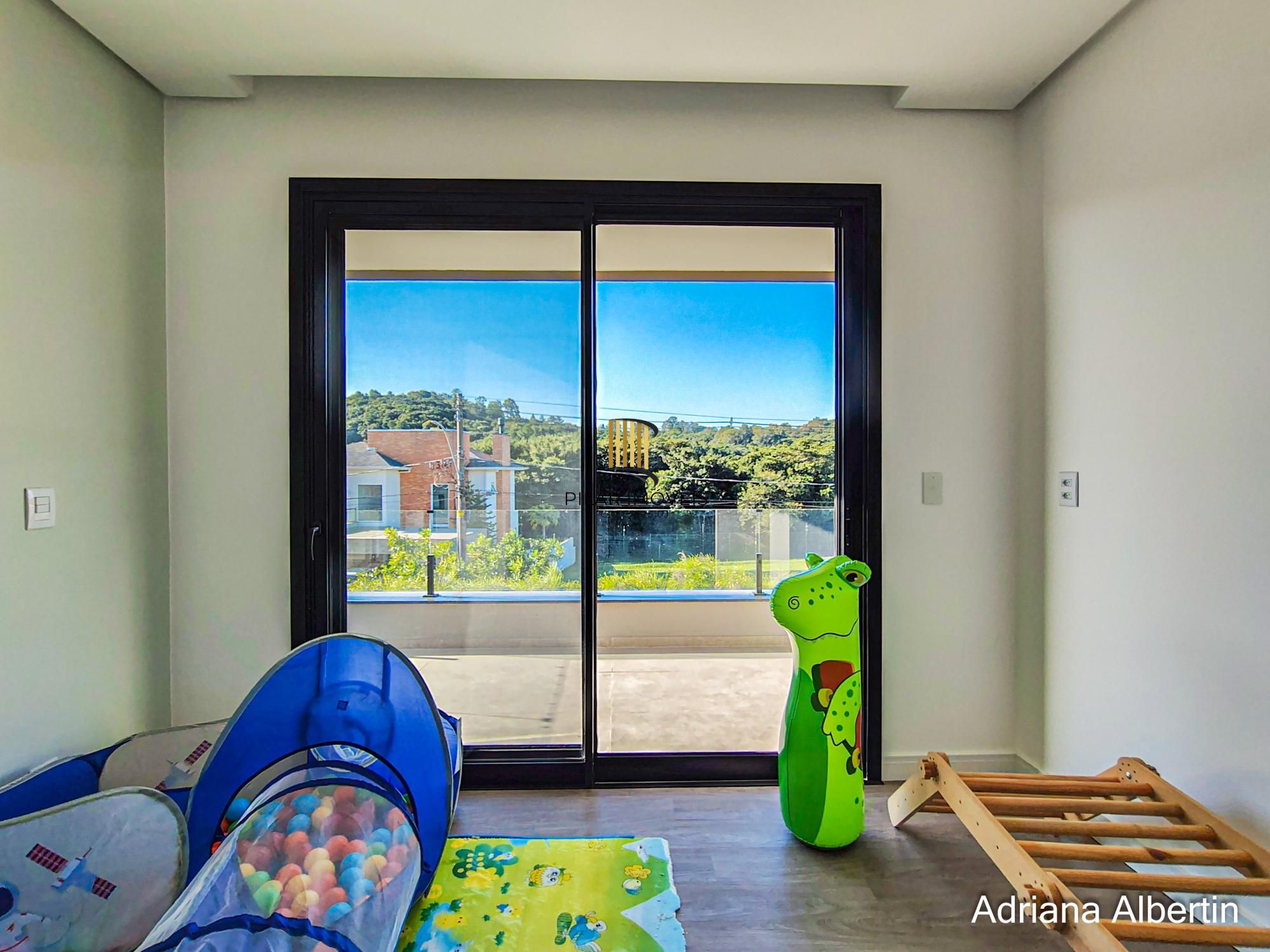 Casa com 345m², piscina e vista para o Guaiba