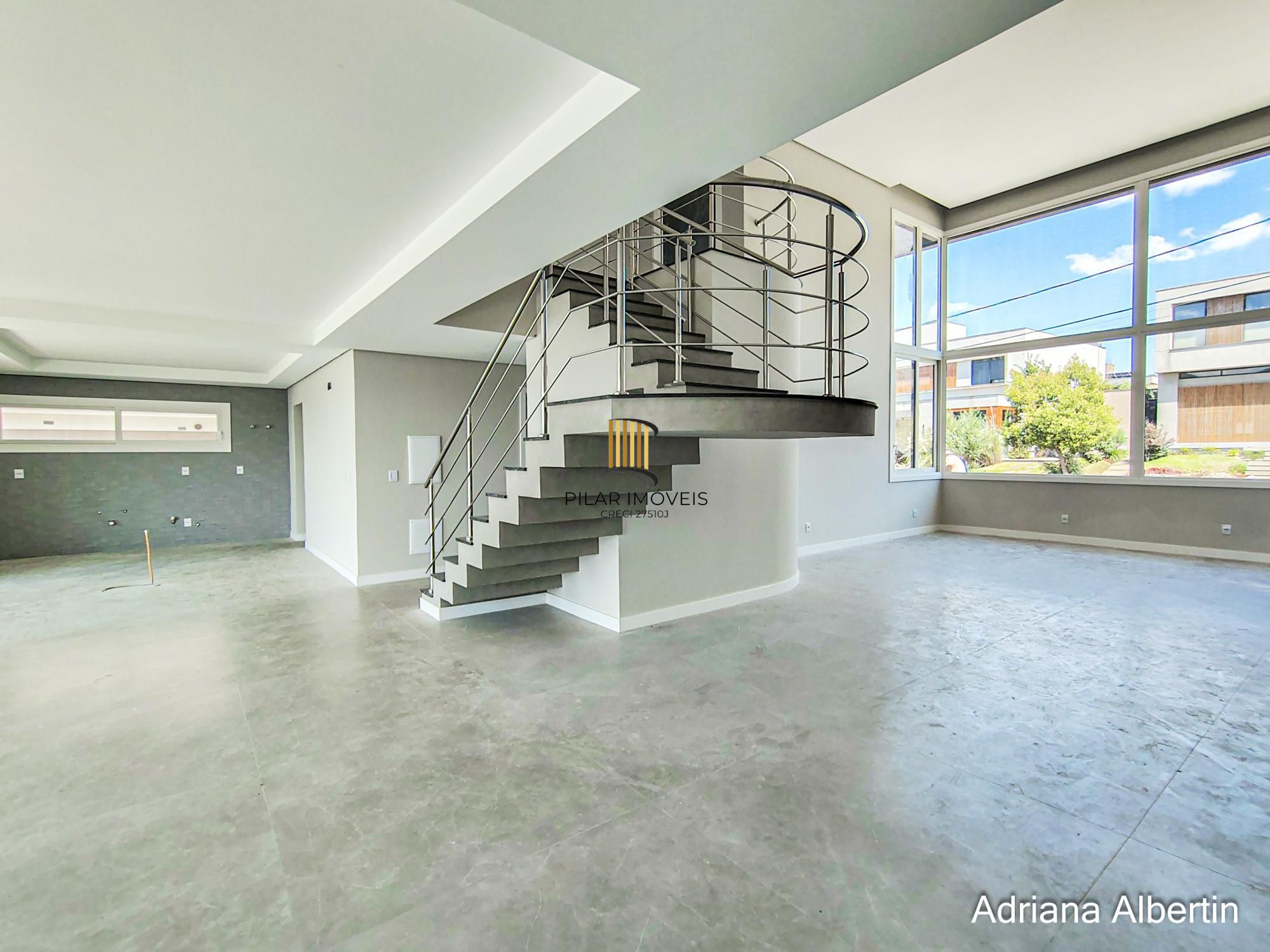 Casa em Alphaville com 3 suítes e pátio amplo