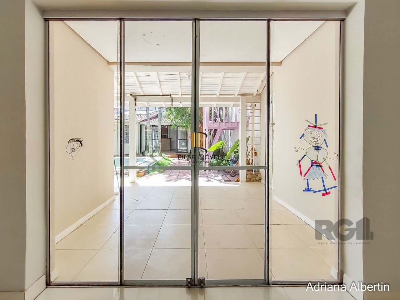 Casa 3 dormitórios no bairro Guarujá