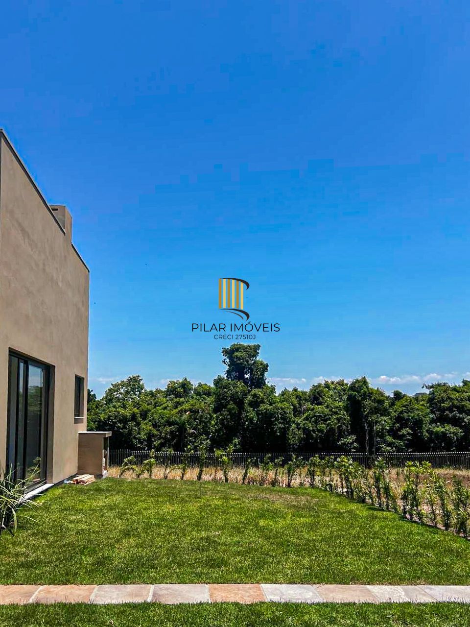 Casa térrea com 100m² privativo, em condomínio fechado na Estrada Jorge Pereira Nunes