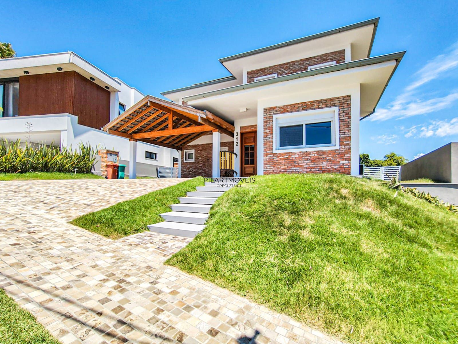 Casa mobiliada em condomínio Alphaville com 4 suítes, área verde nos fundos e piscina