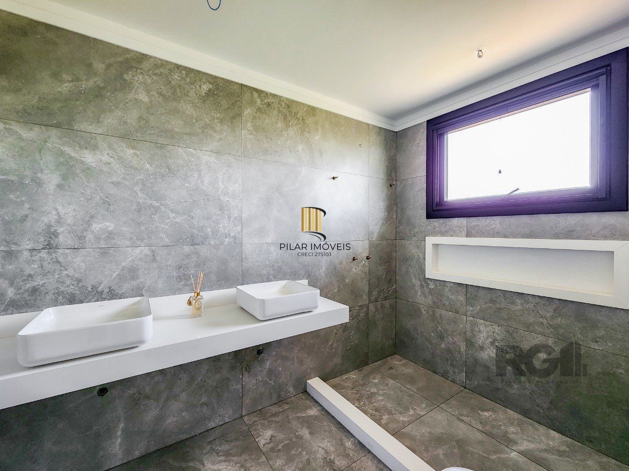 Casa Condominio para Venda - 349m², 3 dormitórios, sendo 3 suites, 2 vagas - Alphaville
