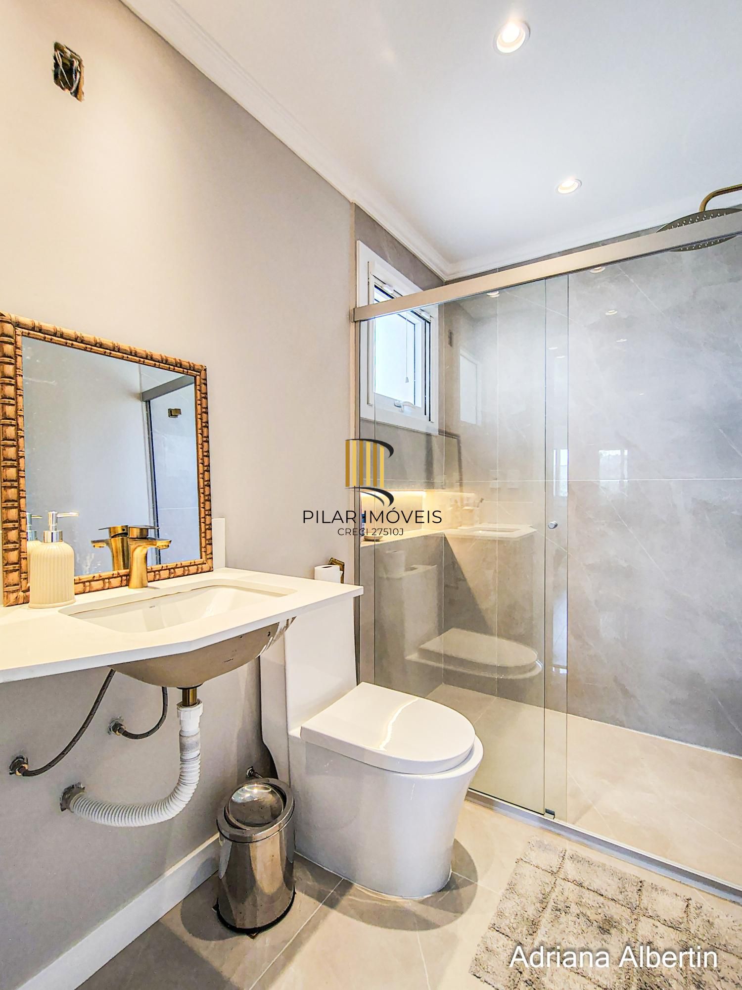 Casa em condomínio Alphaville com 4 suítes e área verde nos fundos