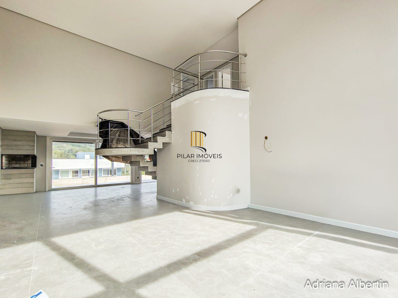 Casa em Alphaville com 3 suítes e pátio amplo