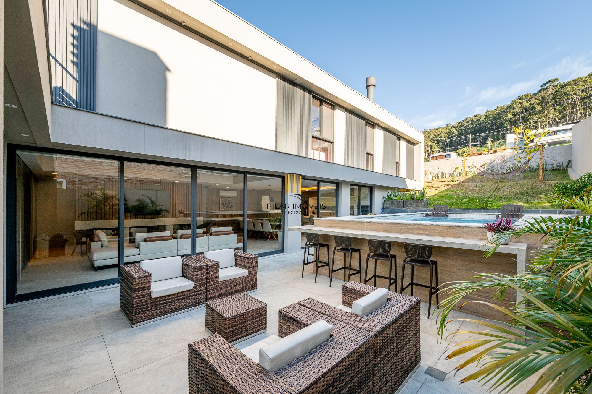 Casa ampla e aconchegante no Alphaville com piscina e segurança 24h