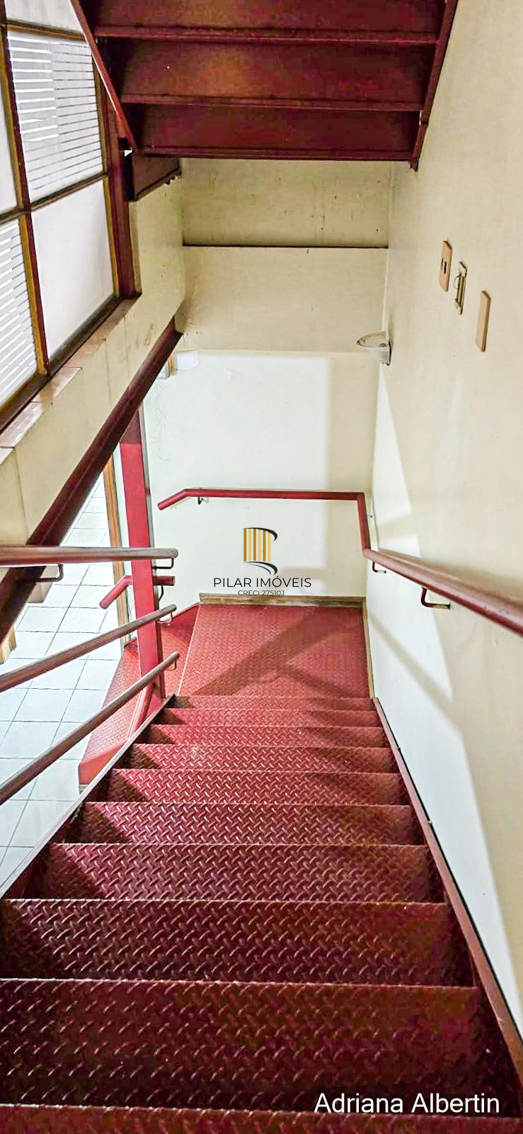 Prédio comercial com 239m²