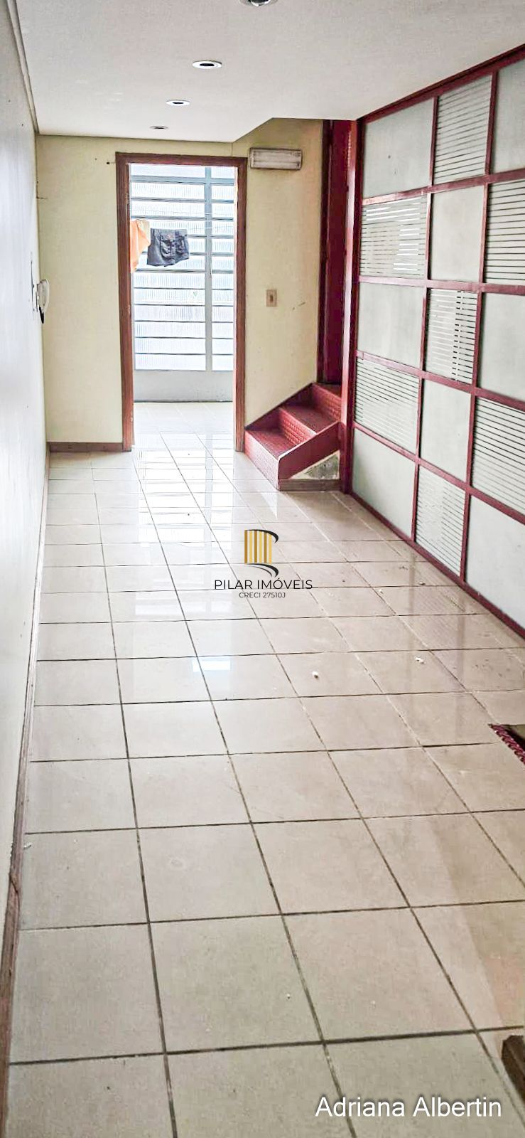 Prédio comercial com 239m²