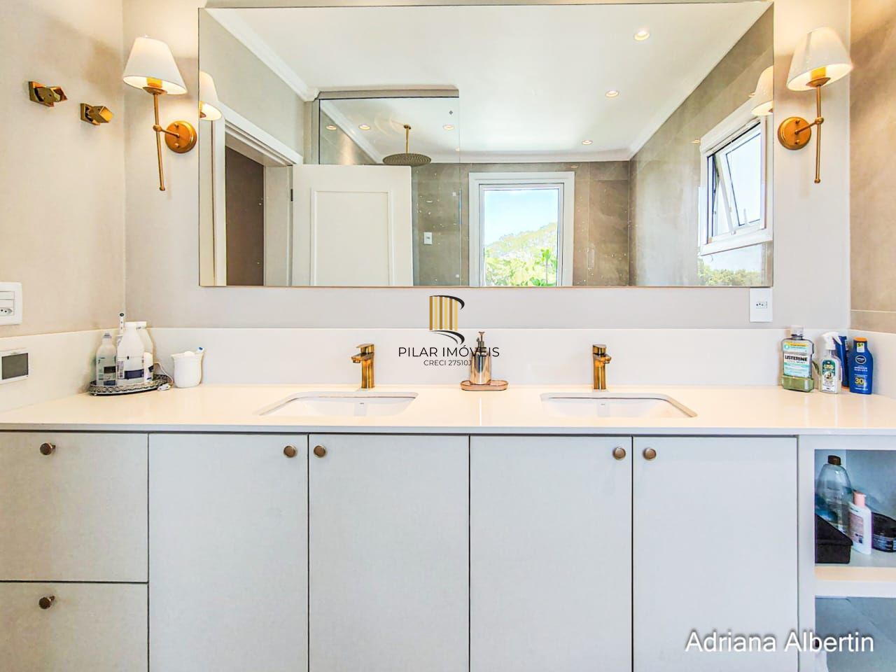 Casa em condomínio Alphaville com 4 suítes e área verde nos fundos