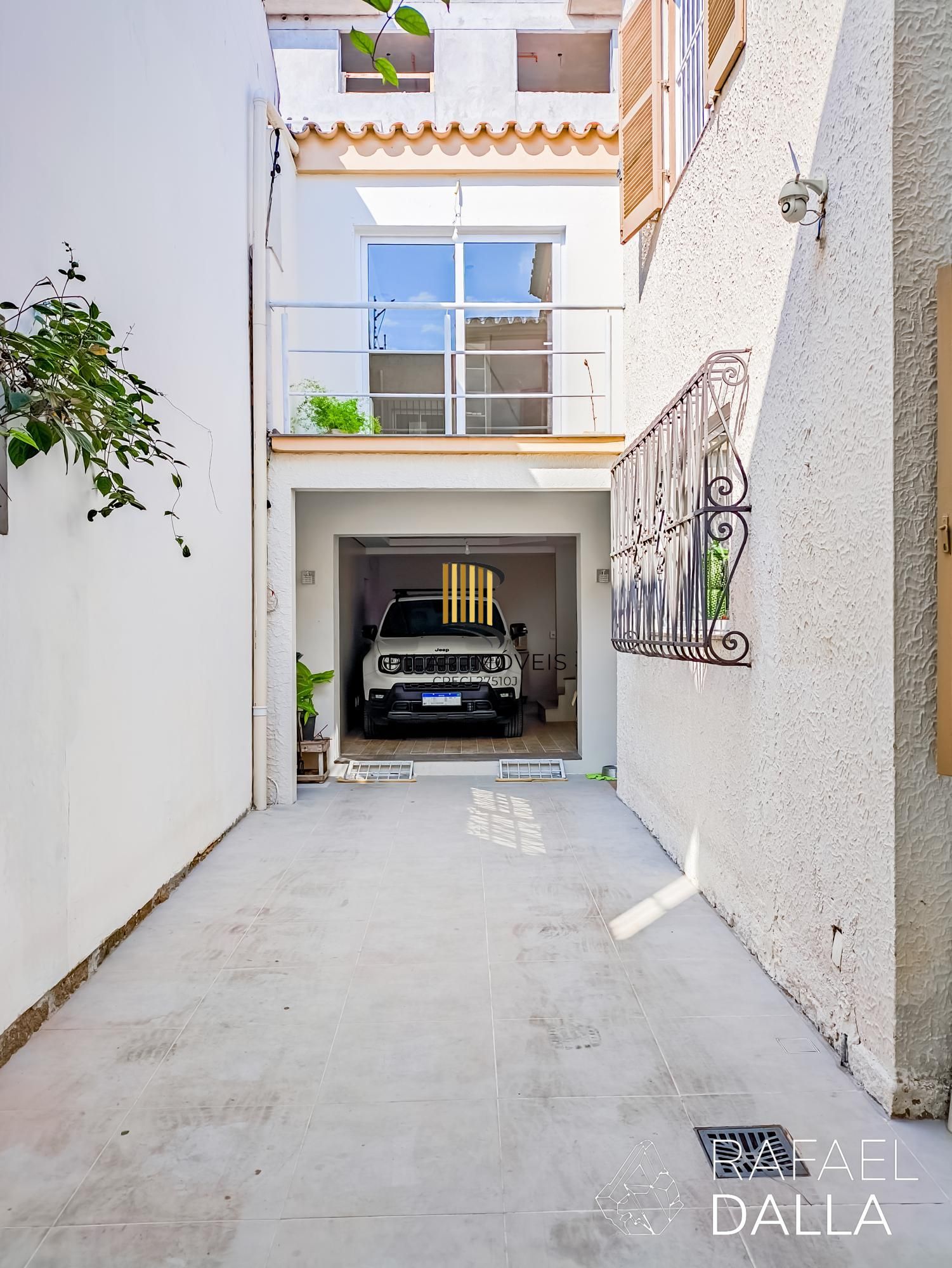 Casa com piscina e 5 vagas em frente ao Zaffari na Luiz Afonso