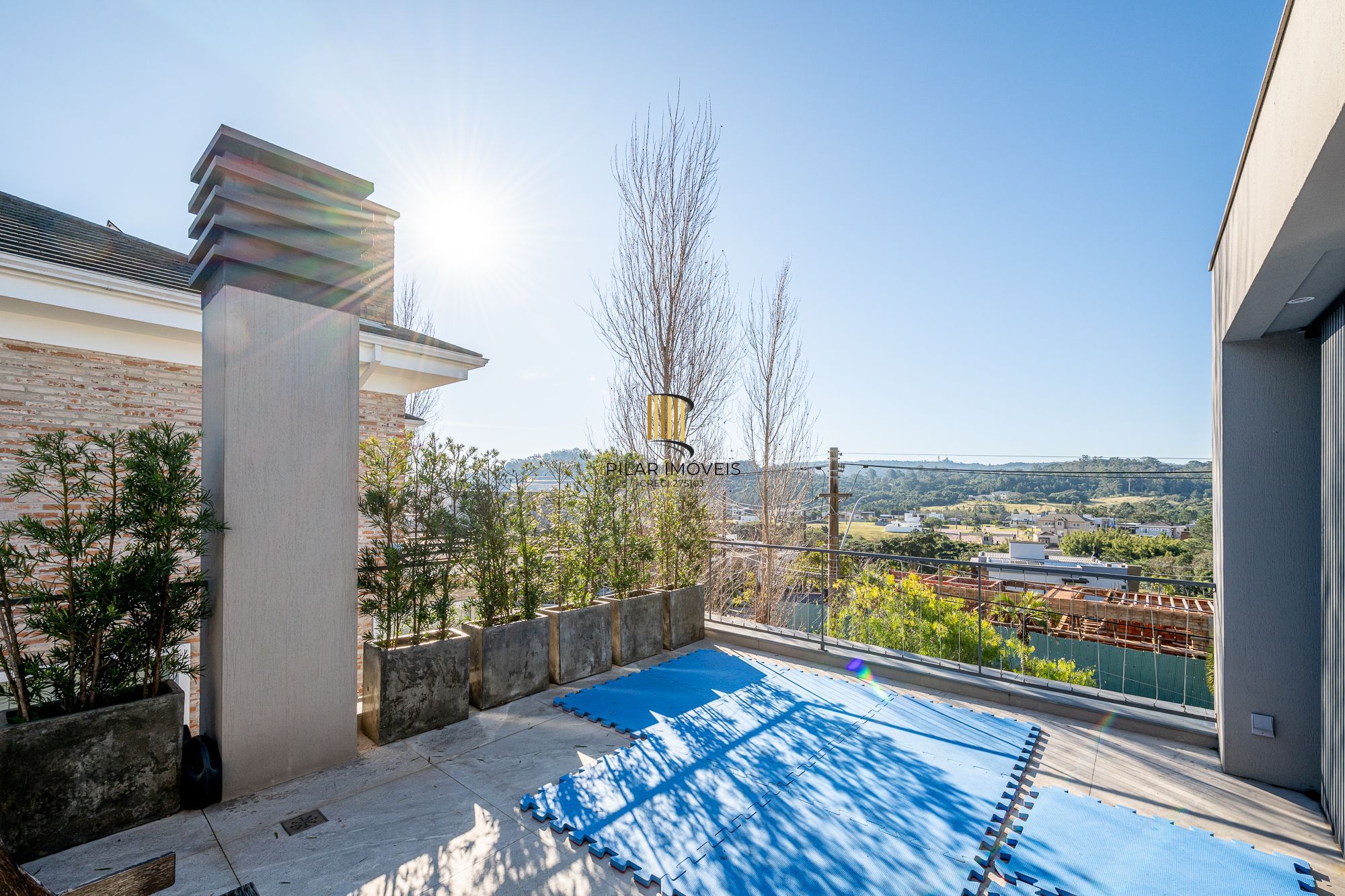 Casa ampla e aconchegante no Alphaville com piscina e segurança 24h