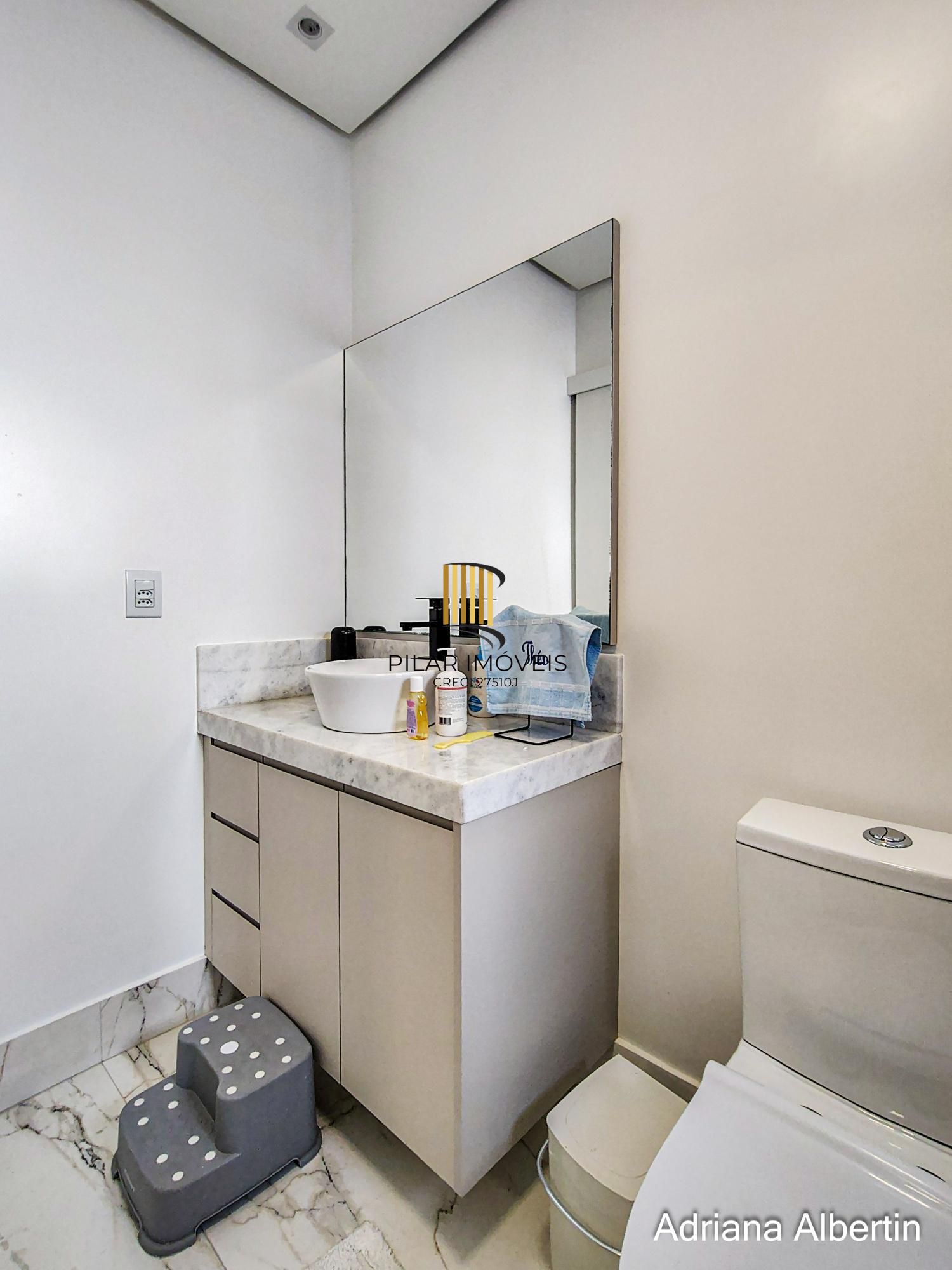 Casa com 345m², piscina e vista para o Guaiba