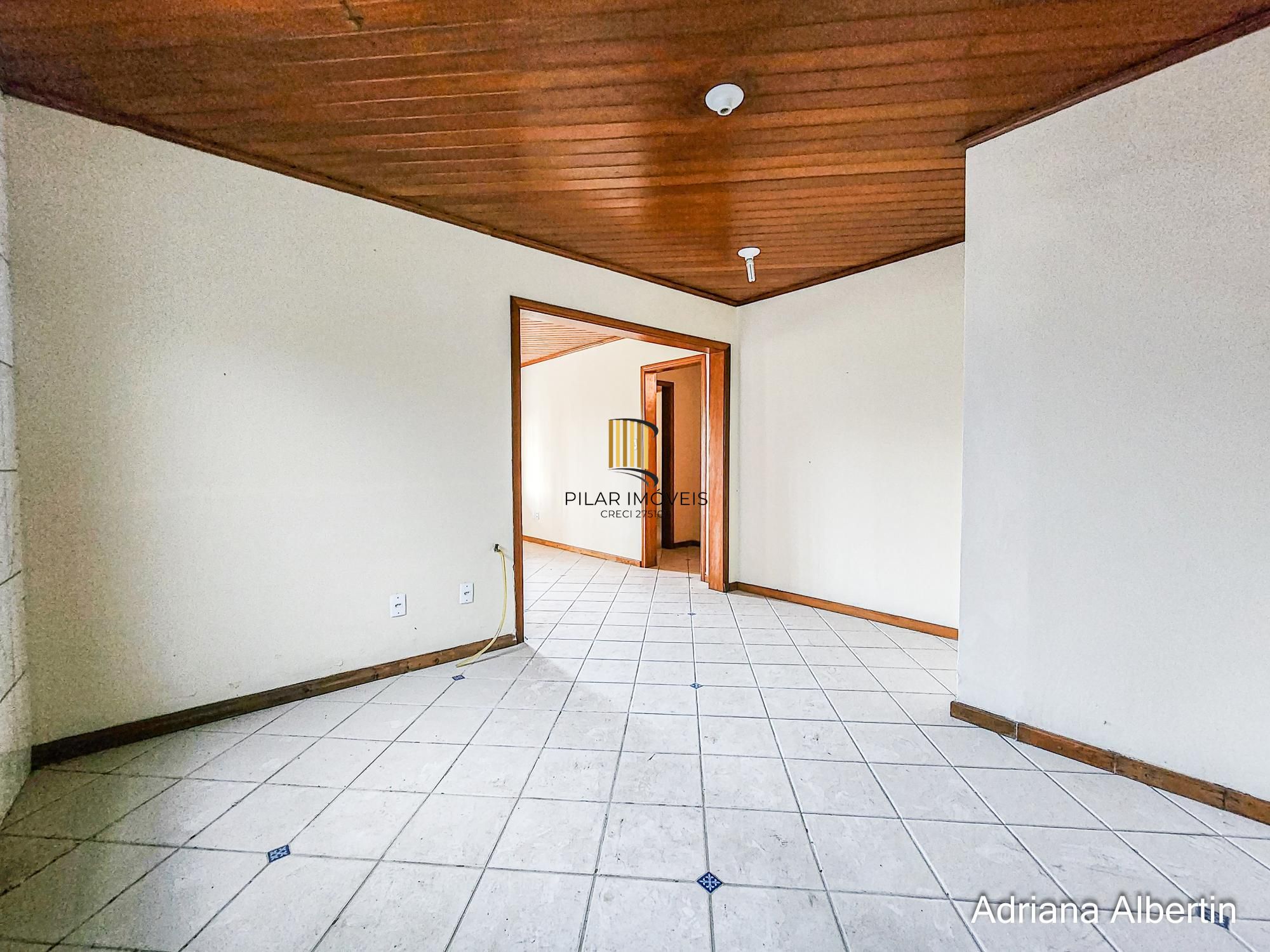 Casa térrea em frente a praça