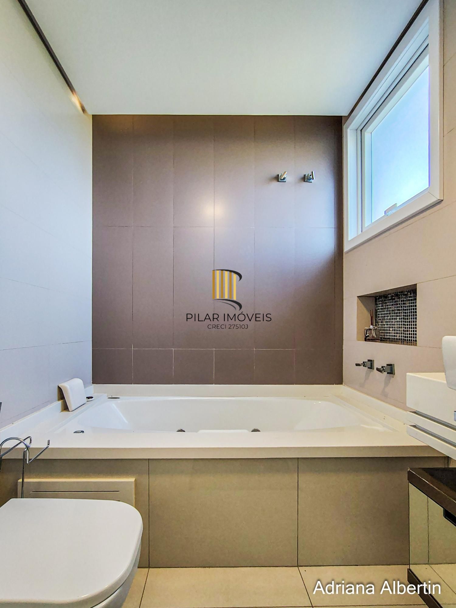 ALPHAVILLE PORTO ALEGRE | CASA COM FUNDOS PARA APP E ÁREA EXTERNA COMPLETA