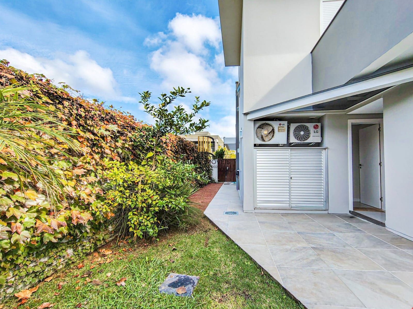 ALPHAVILLE PORTO ALEGRE | CASA COM FUNDOS PARA APP E ÁREA EXTERNA COMPLETA