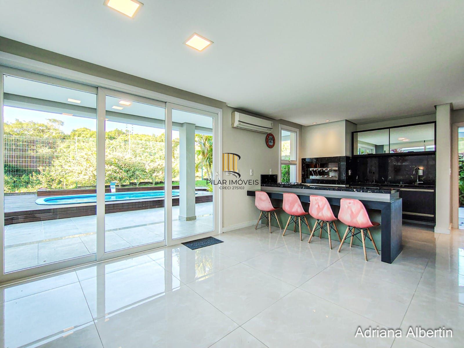 ALPHAVILLE PORTO ALEGRE | CASA COM FUNDOS PARA APP E ÁREA EXTERNA COMPLETA