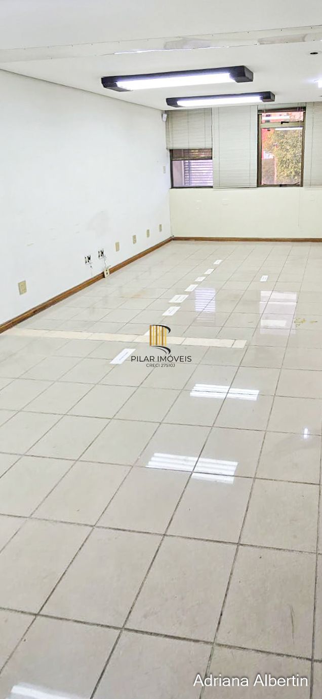 Prédio comercial com 239m²