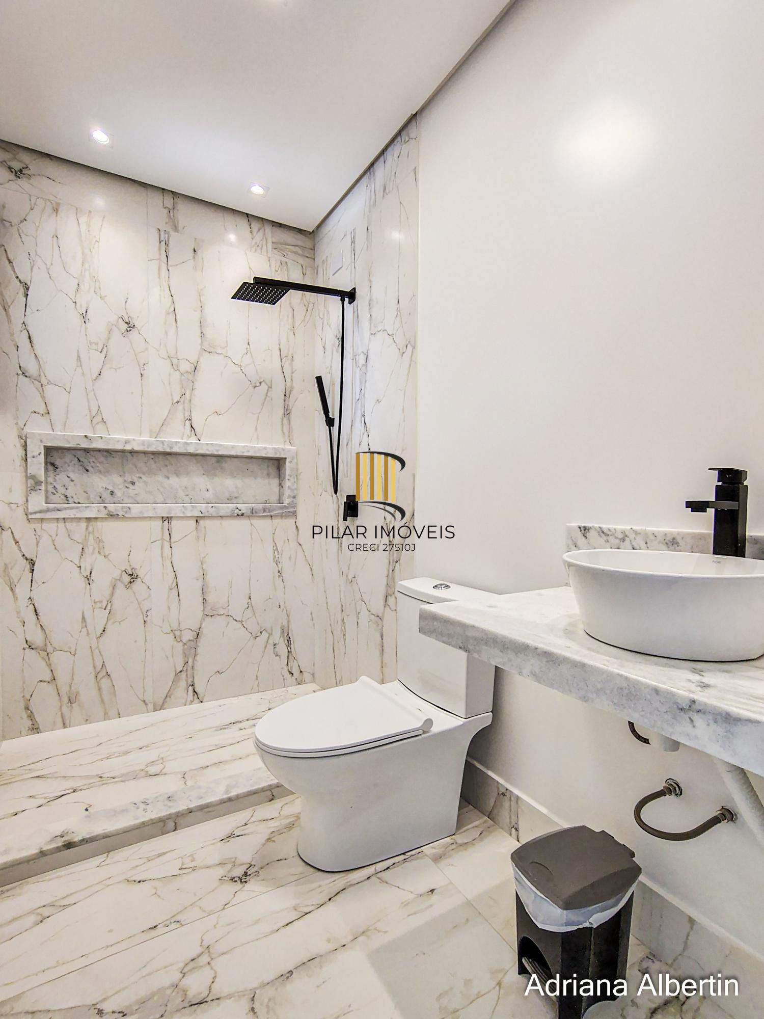 Casa com 345m², piscina e vista para o Guaiba