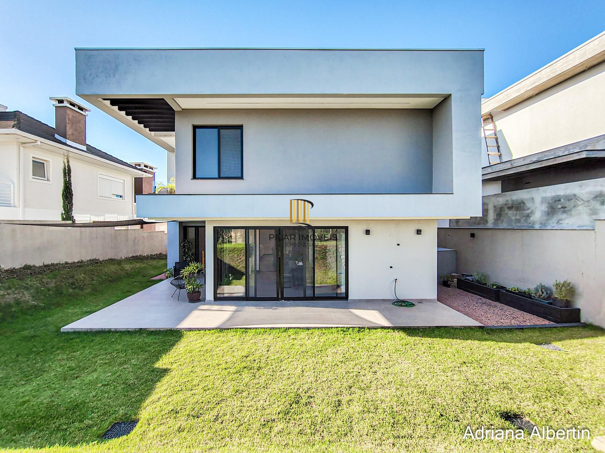 Casa com 345m², piscina e vista para o Guaiba