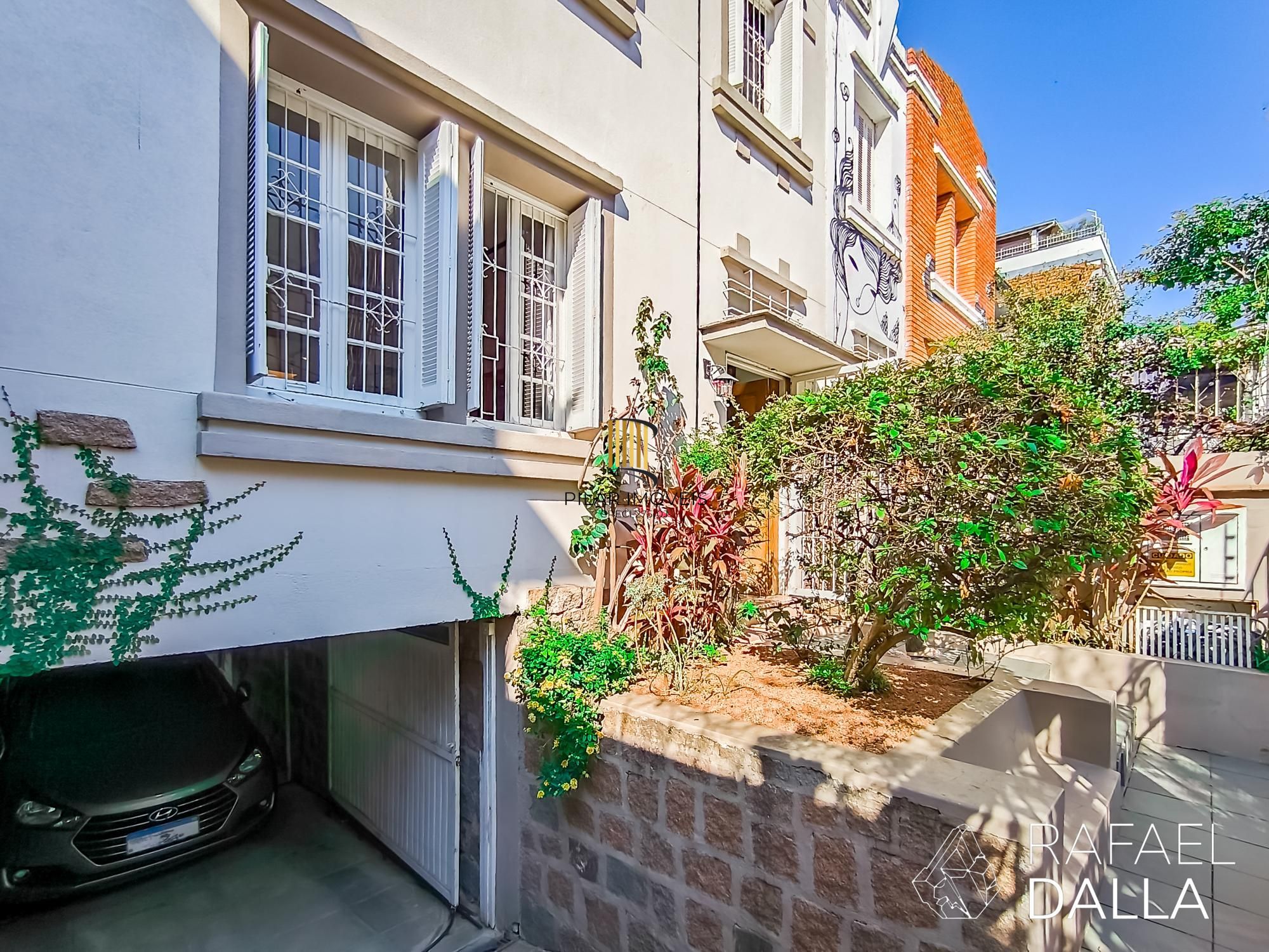 Casa impecável na Lopo Gonçalves com 4 dormitórios, garagem e pátio amplo