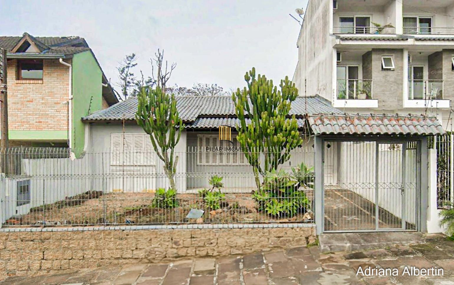 Casa térrea em frente a praça - Pilar Imóveis