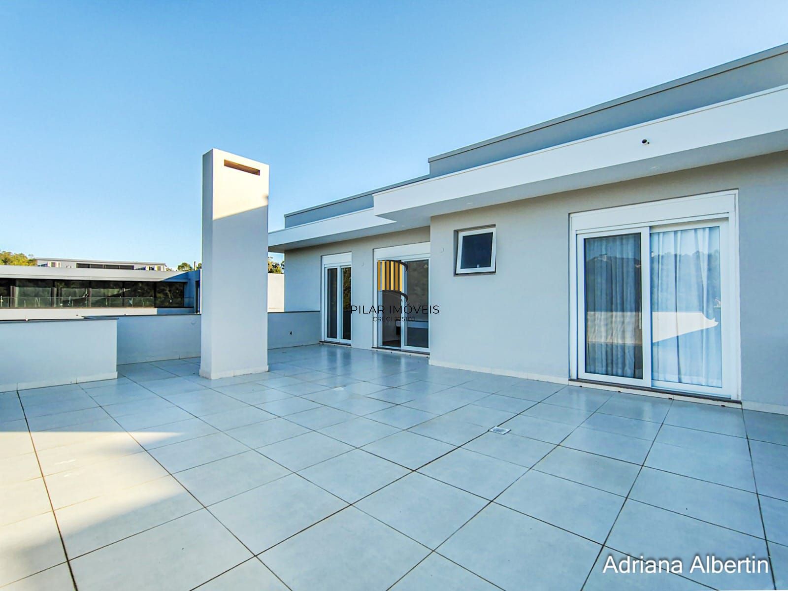 ALPHAVILLE PORTO ALEGRE | CASA COM FUNDOS PARA APP E ÁREA EXTERNA COMPLETA