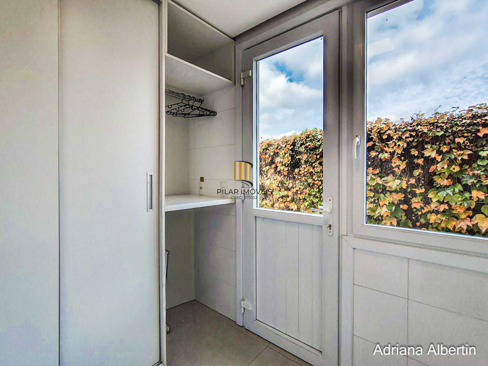 ALPHAVILLE PORTO ALEGRE | CASA COM FUNDOS PARA APP E ÁREA EXTERNA COMPLETA