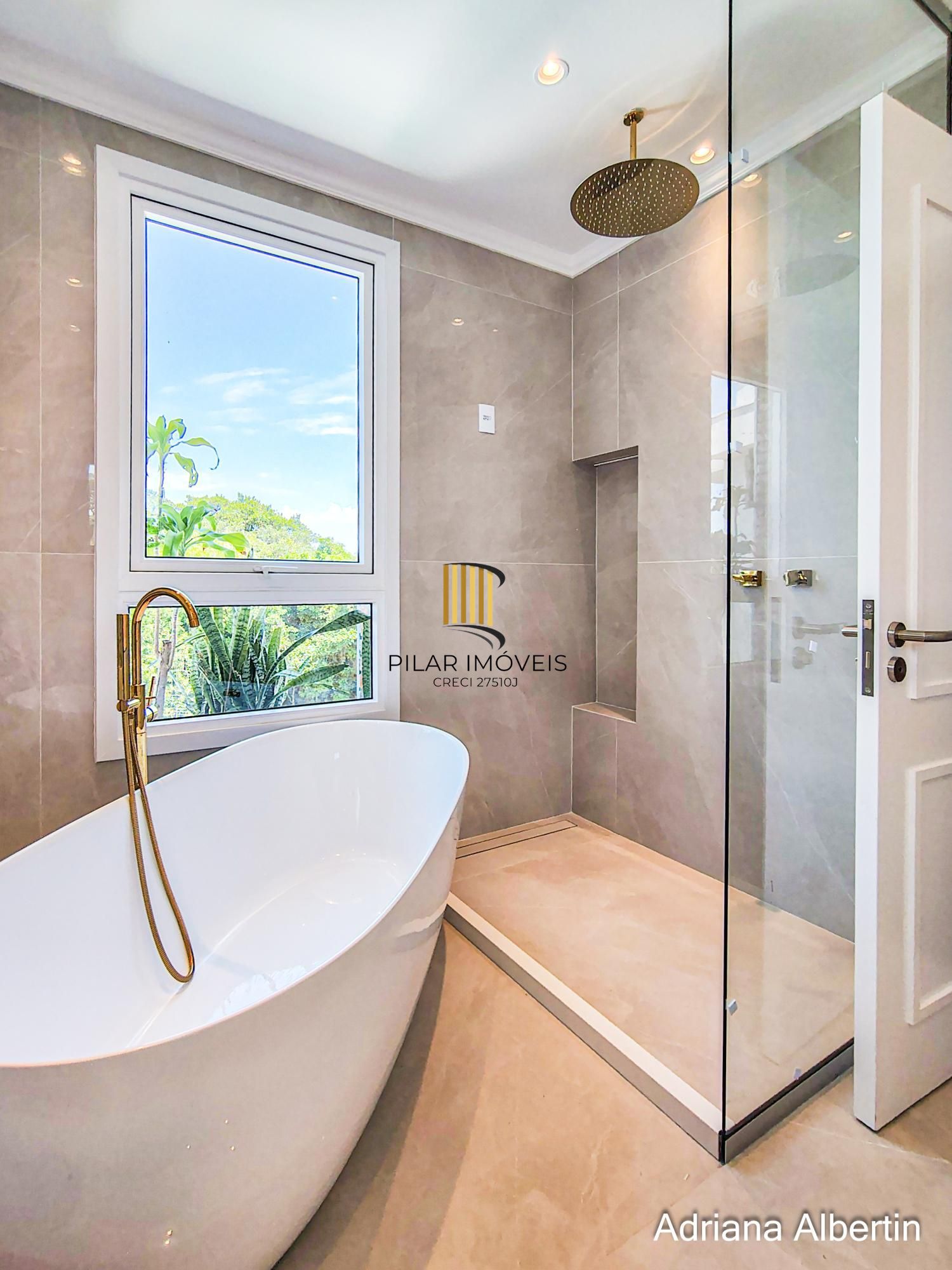 Casa em condomínio Alphaville com 4 suítes e área verde nos fundos