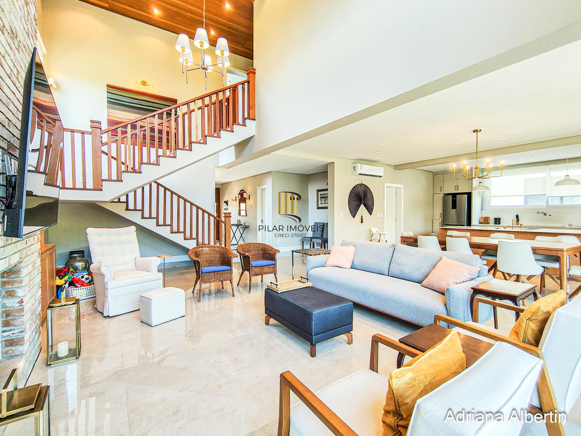 Casa em condomínio Alphaville com 4 suítes e área verde nos fundos